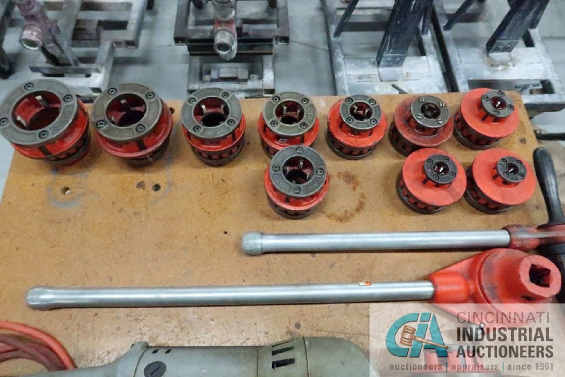 RIDGID MODEL 700 HAND ELECTRIC PIPE THEADER; S/N EE361620306, WITH (10) EXTRA DIE FROM 2"-1/8", PIPE - Image 4 of 5