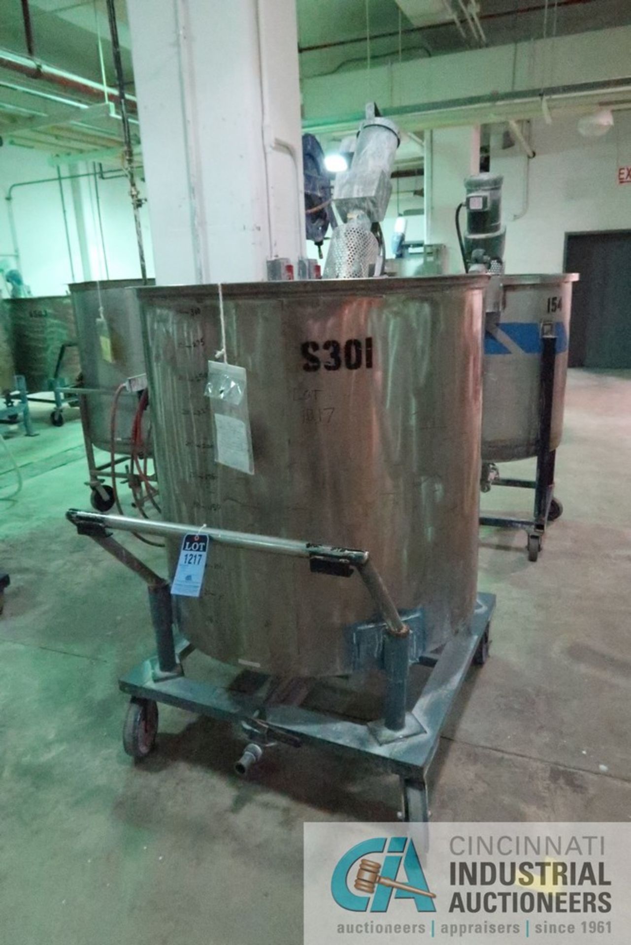 300 GALLON PORTABLE STAINLESS STEEL MIXING TANK WITH 3/4 HP LIGHTNING MODEL P75 AGITATOR, TANK NO.