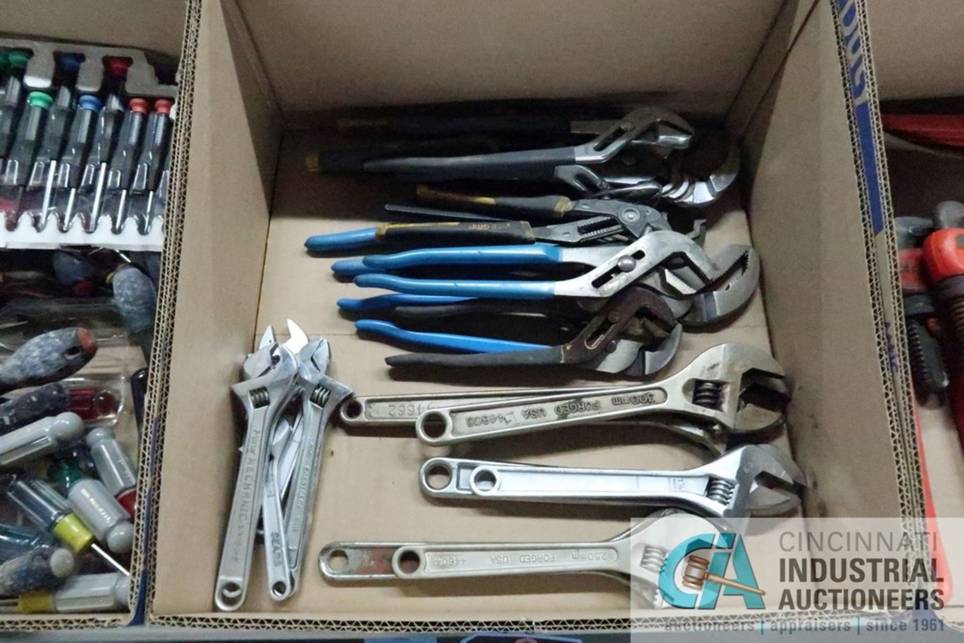 (LOT) MISCELLANEOUS CHANNELOCKS AND CRESCENT WRENCHES