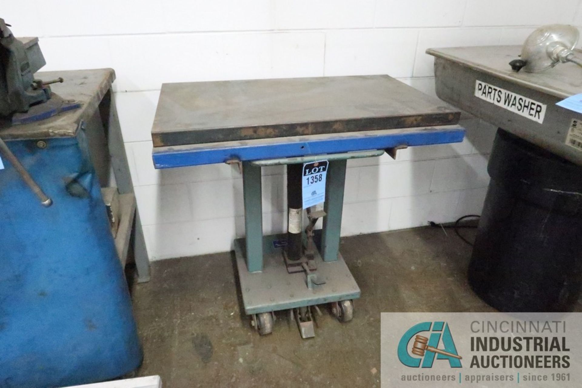 500 LB. WESCO MODEL LT-05-1818 MANUAL HYDRAULIC DIE LIFT TABLE