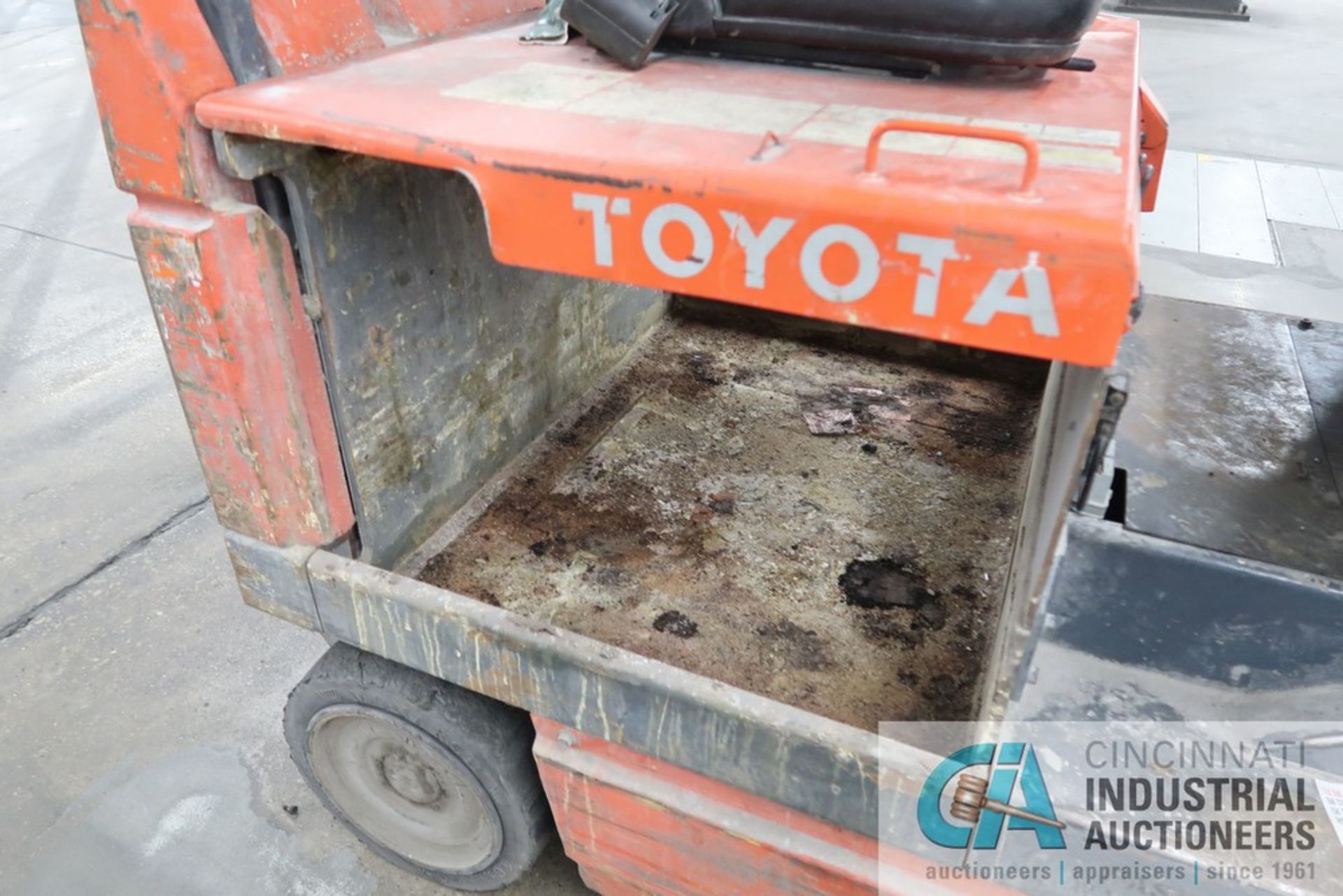 5,000 LB. TOYOTA MODEL 5FBCU25 36 VOLT THREE-STAGE CUSHION TIRE LIFT TRUCK; S/N 62938 - Image 6 of 7