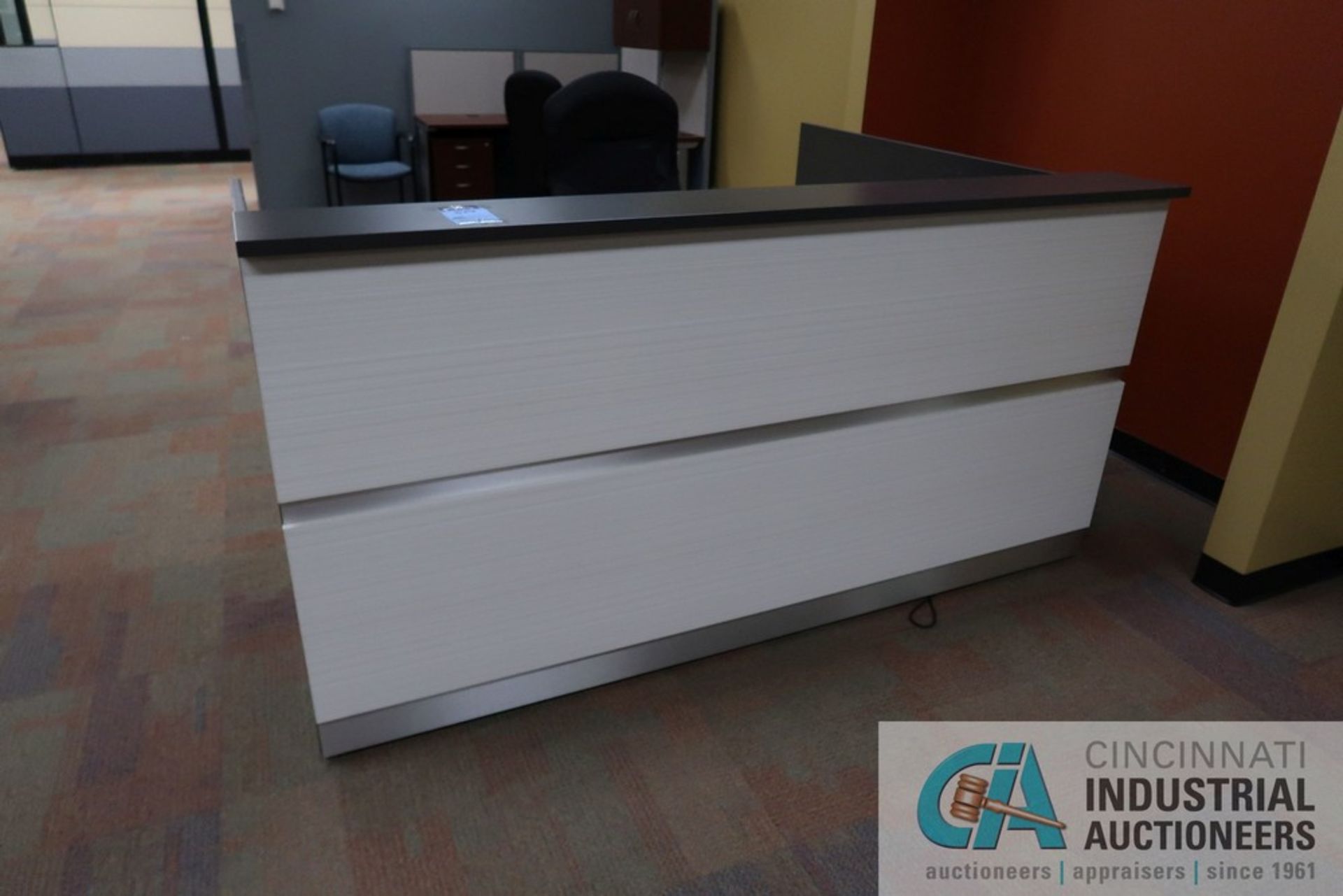 (LOT) 84" X 70" L-SHAPE RECEPTION DESK WITH (2) 5' BENCHES AND 2-DRAWER CABINET - Image 2 of 5