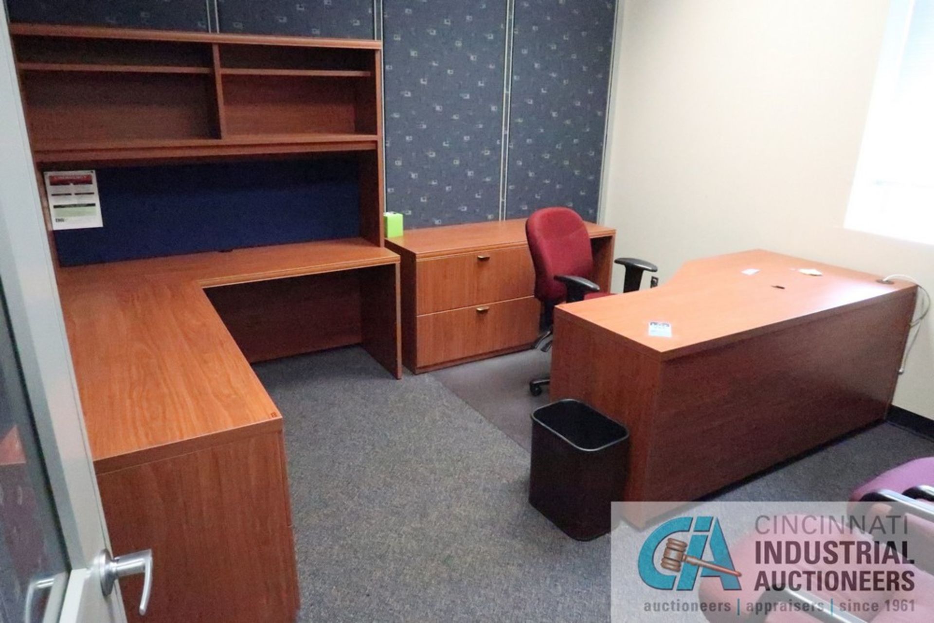 (LOT) CONTENTS OF OFFICE INCLUDING L-SHAPED DESK, DESK, CREDENZA, BOOKSHELF, (3) CHAIRS