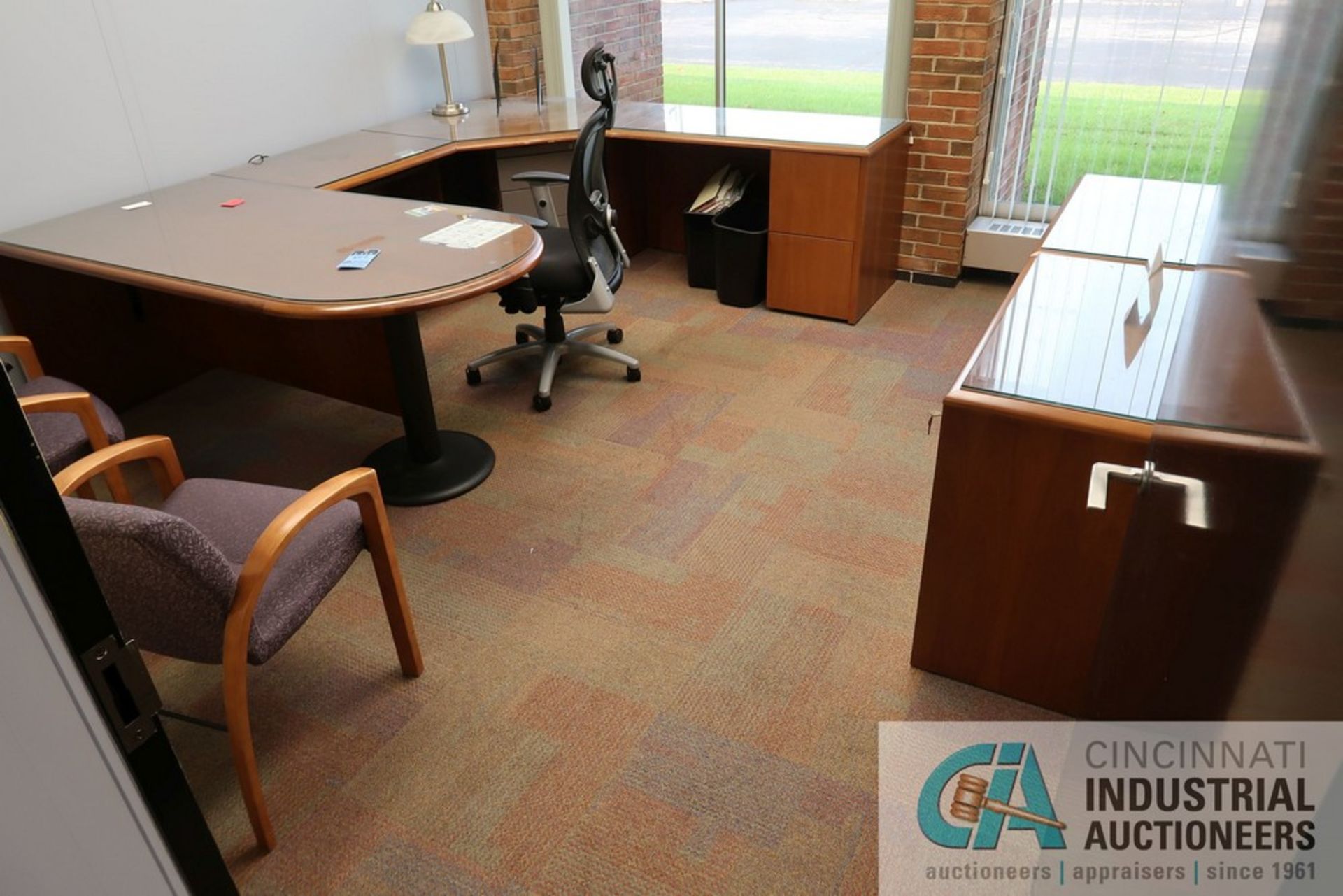 (LOT) CONTENTS OF OFFICE INCLUDES U-SHAPED DESK WITH (2) 2-DRAWER CABINETS AND (3) CHAIRS - Image 4 of 4