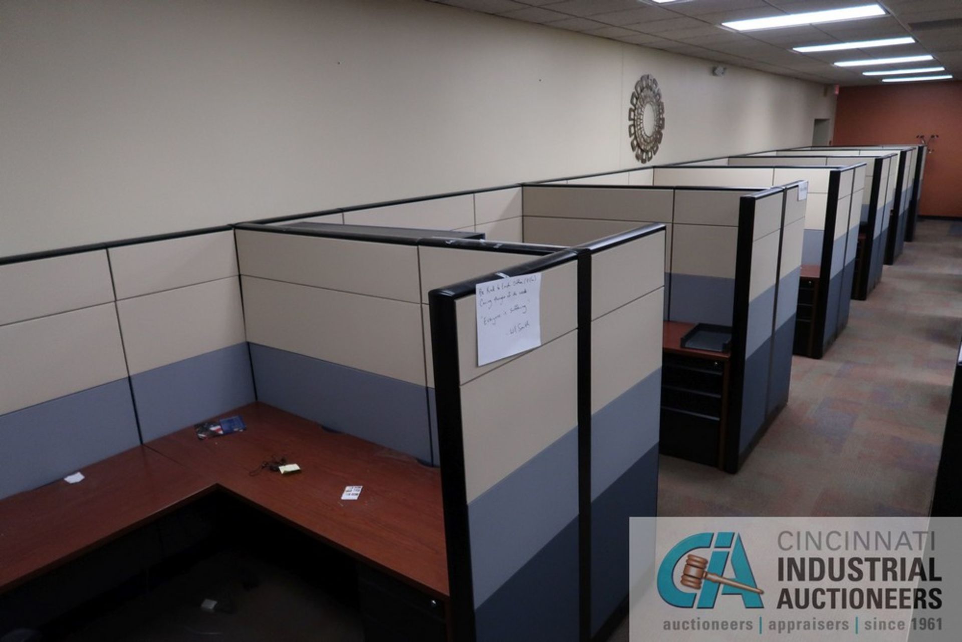 PERSON 100" X 76" MODULAR OFFICE CUBICLES WITH (6) CHAIRS - Image 3 of 4