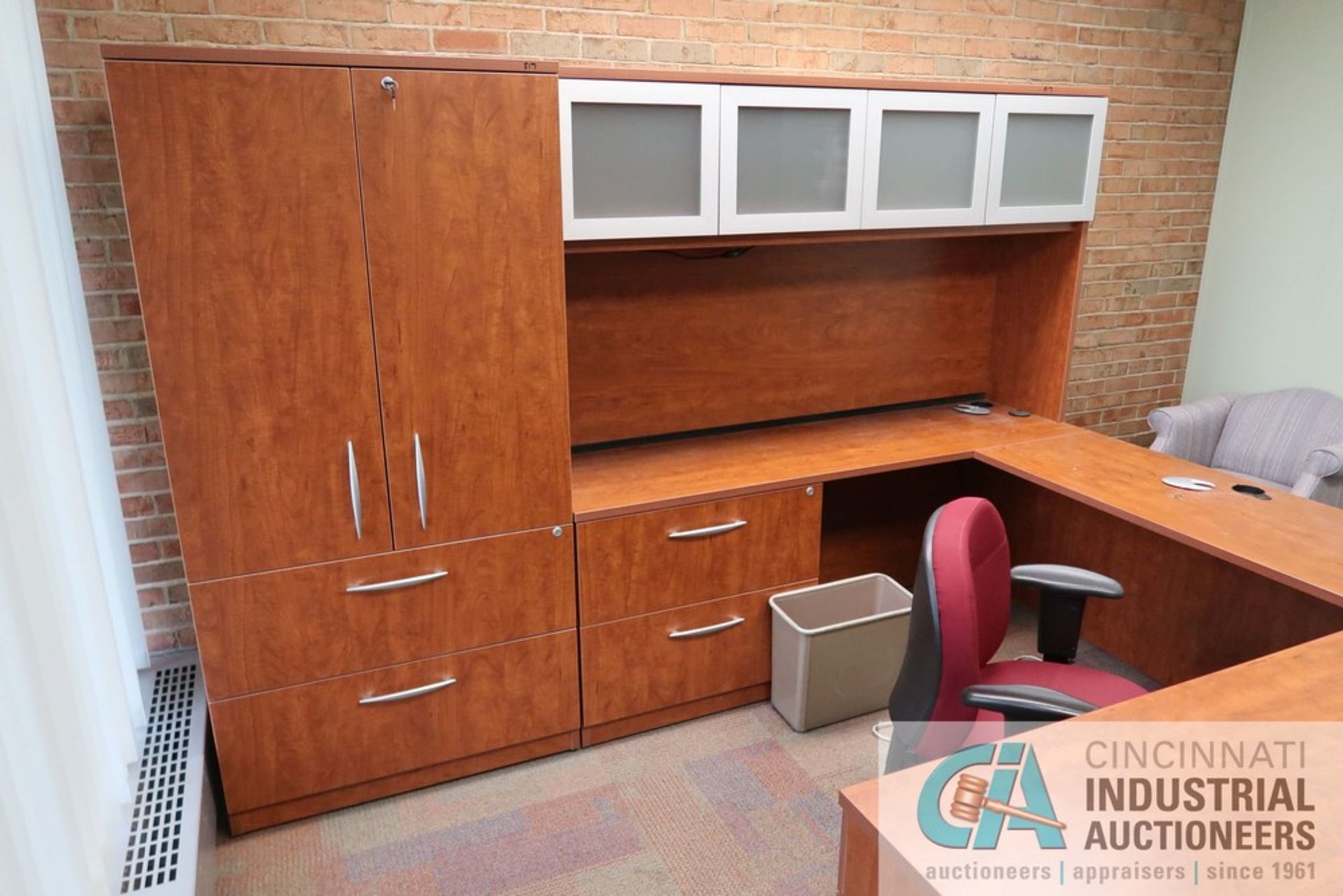 (LOT) EXECUTIVE OFFICE WITH U-SHAPED DESK, 36" DIAMETER TABLE, (6) CHAIRS - Image 3 of 5