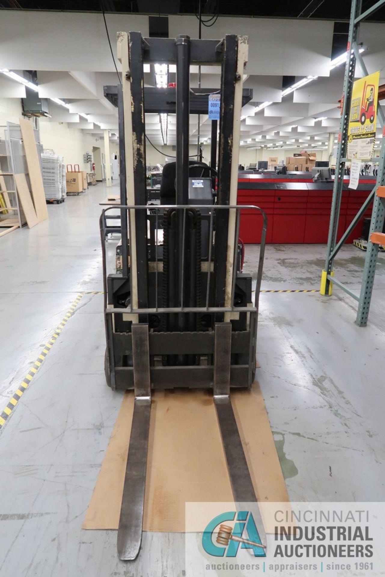 2,500 LB CROWN MODEL 25SCTF ELECTRIC SIT-DOWN LIFT TRUCK; S/N W-24899, 36 VOLT, 2-STAGE MAST, 82" - Image 4 of 8