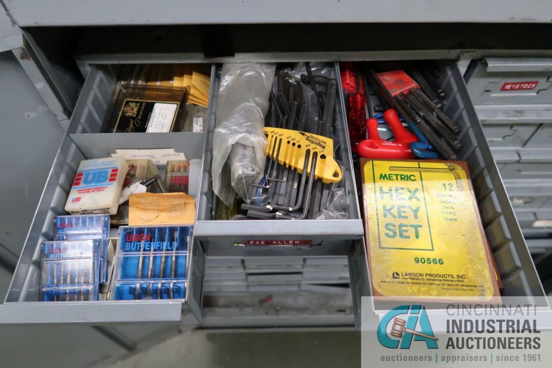 PORTABLE PIDGEON HOLE CABINET WITH MISCELLANEOUS TOOLS AND TOOLING - Image 5 of 10