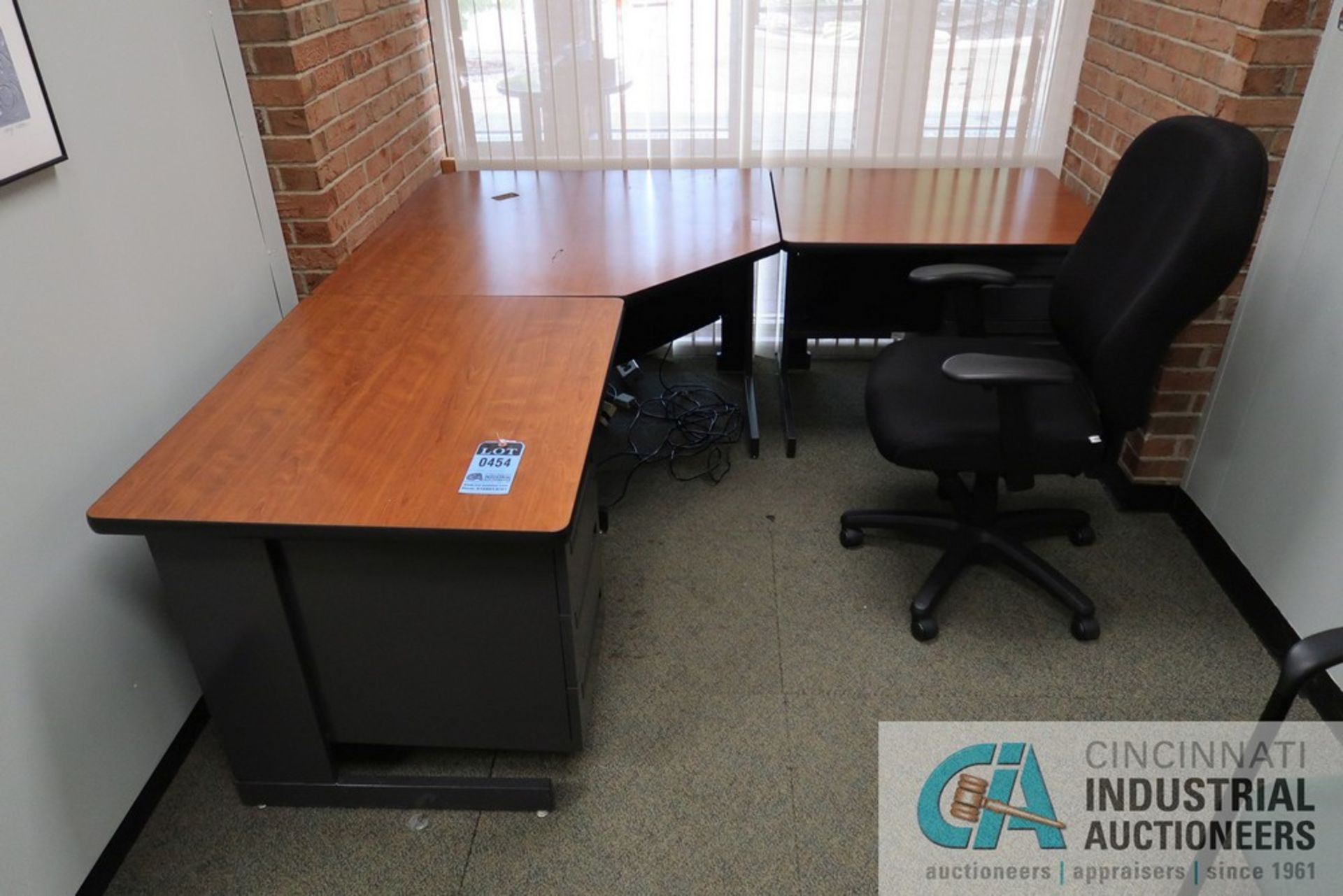 (LOT) CONTENTS OF OFFICE L-SHAPED DESK, 3' DIAMETER TABLE, 2-DRAWER CABINET - Image 2 of 3