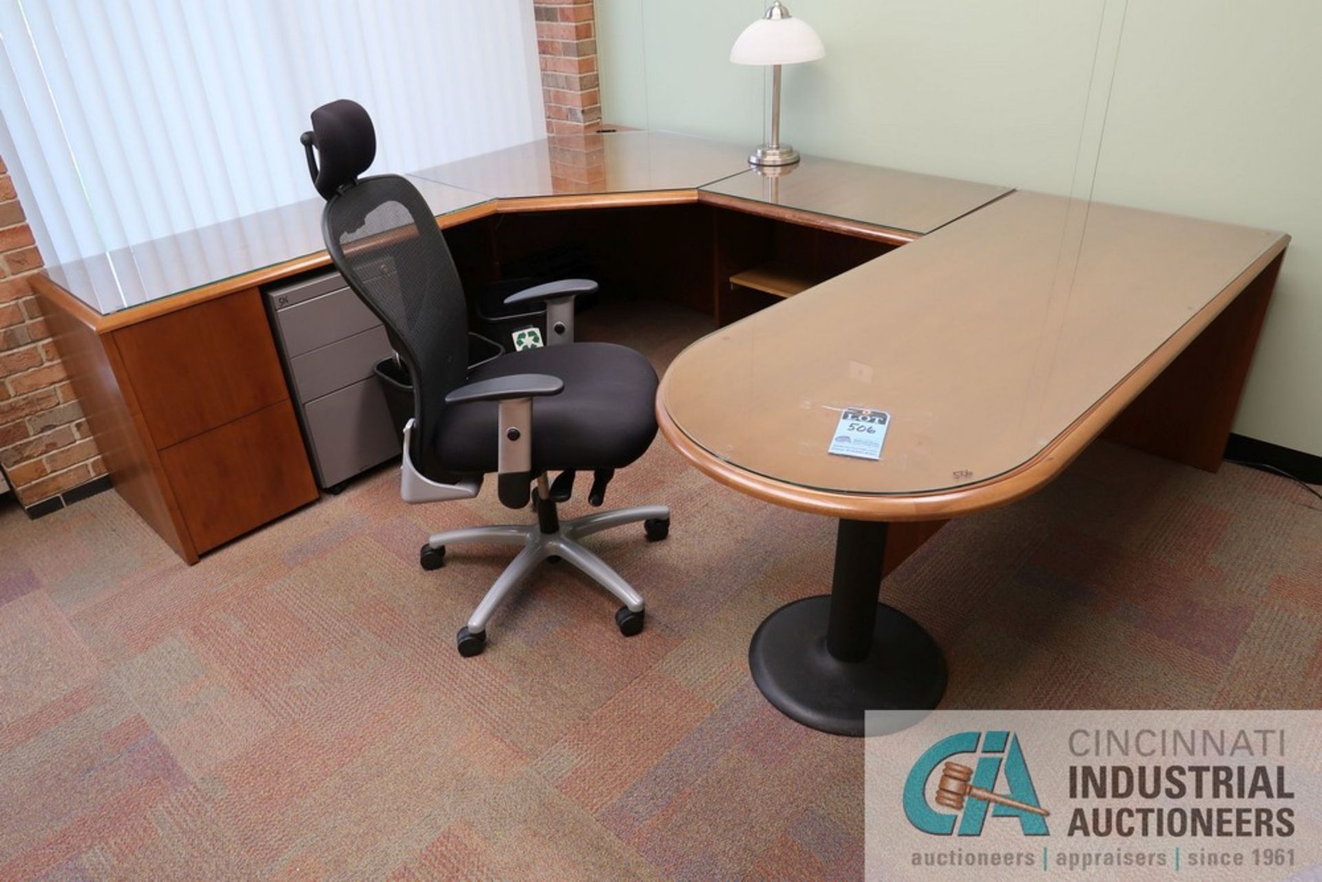 (LOT) CONTENTS OF OFFICE INCLUDES U-SHAPED DESK WITH (2) 2-DRAWER CABINETS AND (3) CHAIRS