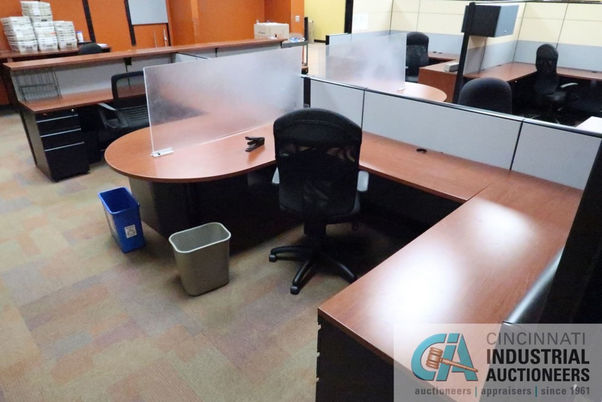 PERSON 72" X 96" MODULAR OFFICE CUBICLES WITH (4) CHAIRS - Image 4 of 4