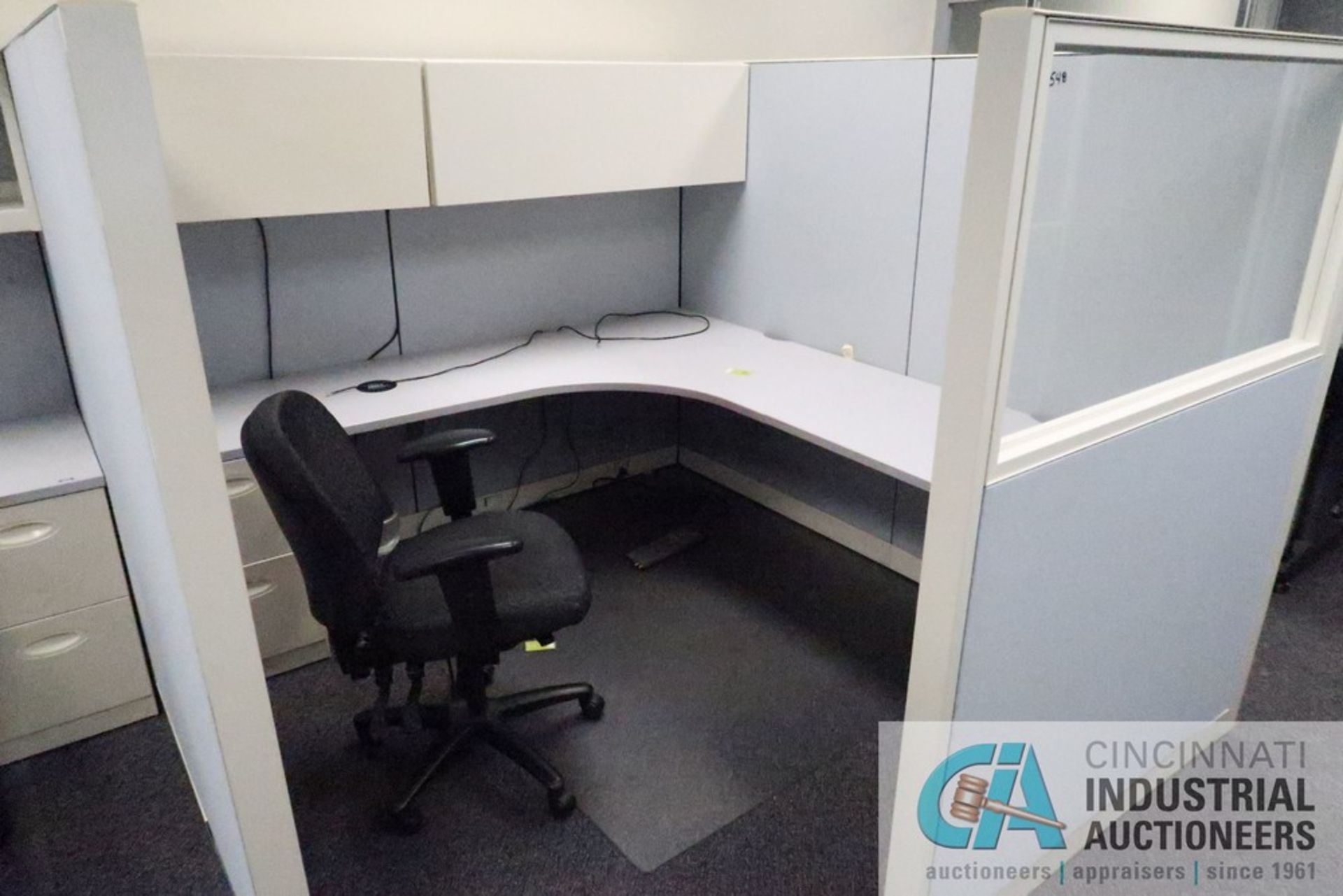 PERSON 92" X 92" MODULAR OFFICES WITH (2) CHAIRS - Image 3 of 3