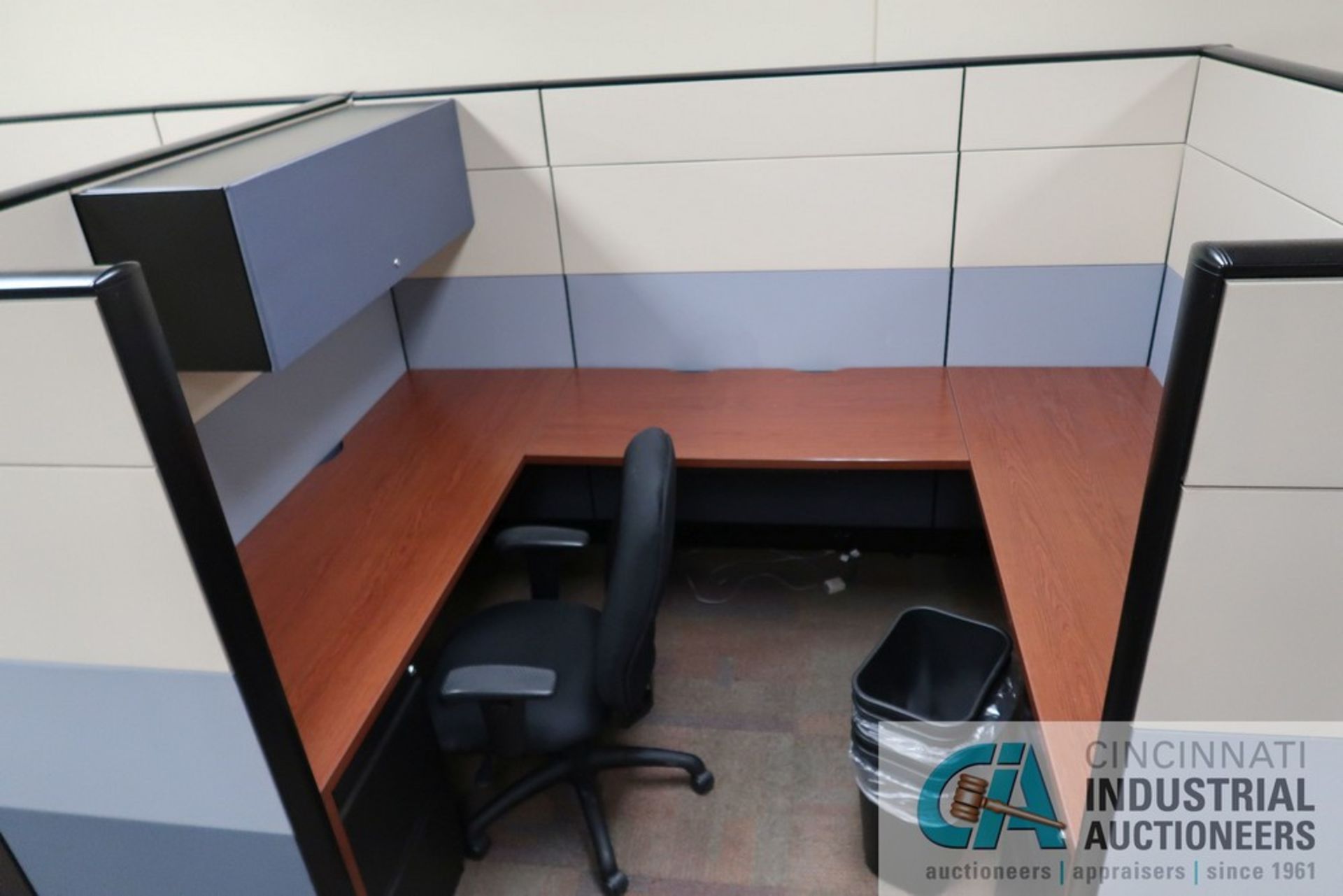 PERSON 100" X 76" MODULAR OFFICE CUBICLES WITH (6) CHAIRS - Image 2 of 4