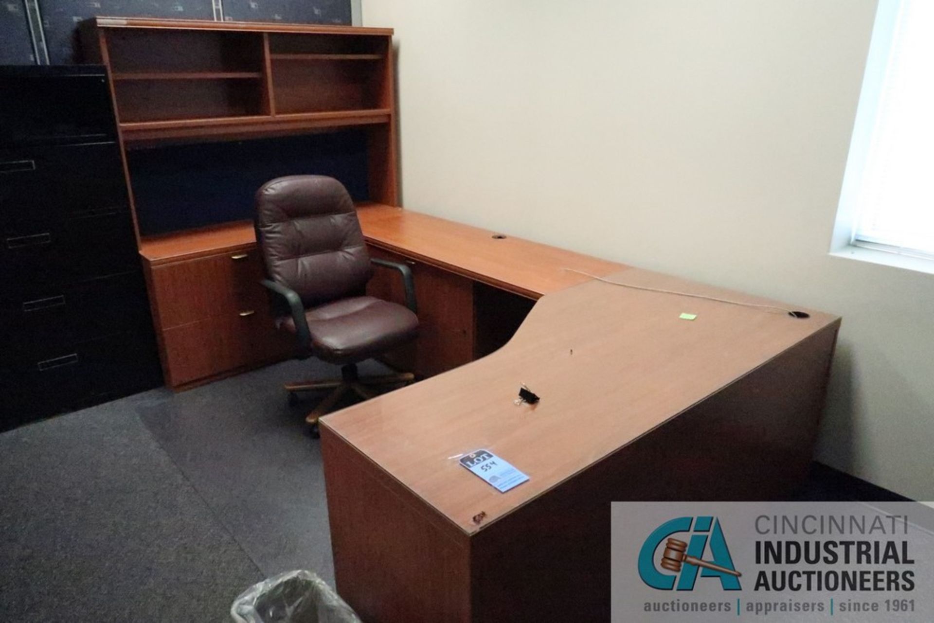 (LOT) CONTENTS OF OFFICE INCLUDING U-SHAPED DESK, 5-DRAWER CABINET, (3) CHAIRS - Image 2 of 4