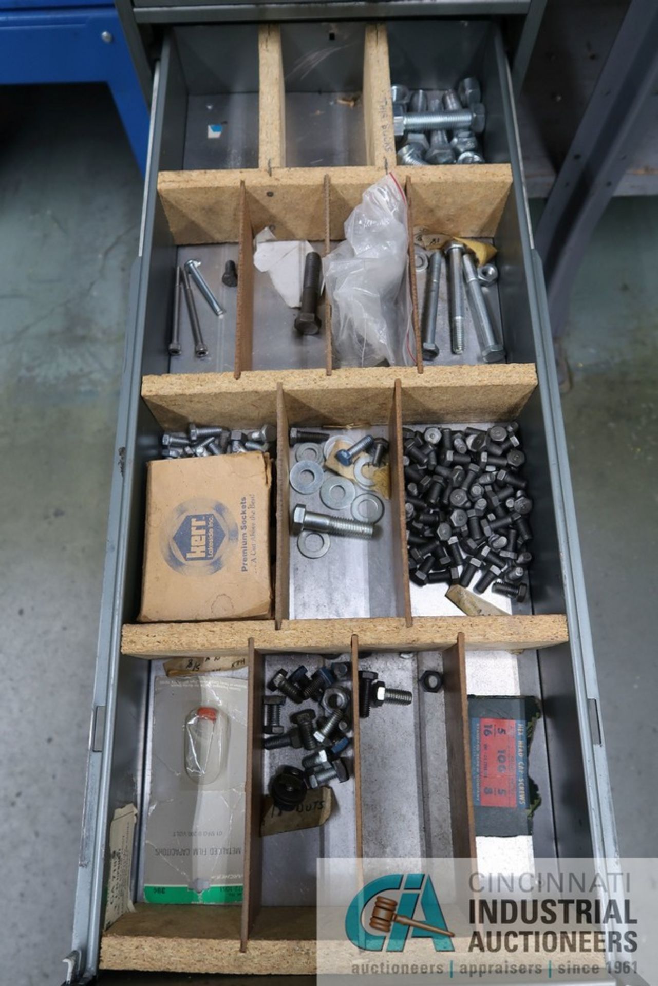 8-DRAWER HARDWARE CABINET WITH MISCELLANEOUS HARDWARE - Image 6 of 9