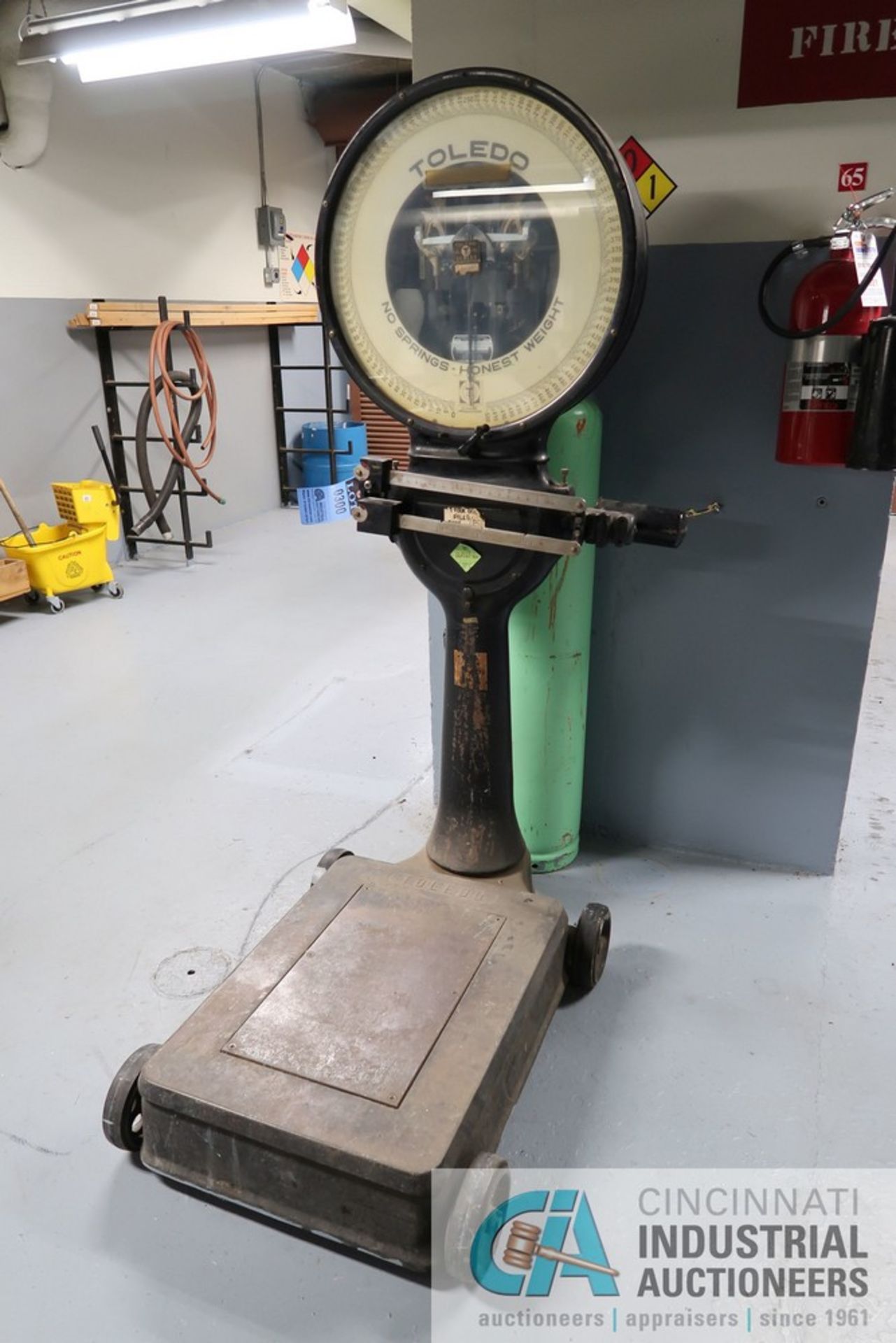 800 LB TOLEDO MODEL 31-1821-FD PORTABLE PLATFORM SCALE; S/N 10521 **LOCATED IN BASEMENT**