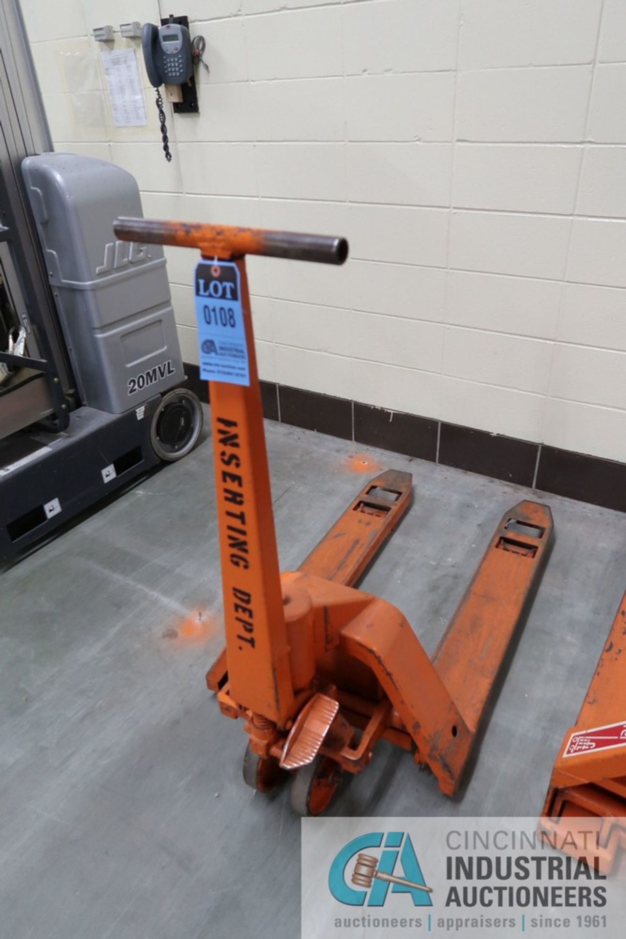 5,500 LB PALLET TRUCK (BAD HYDRAULICS)