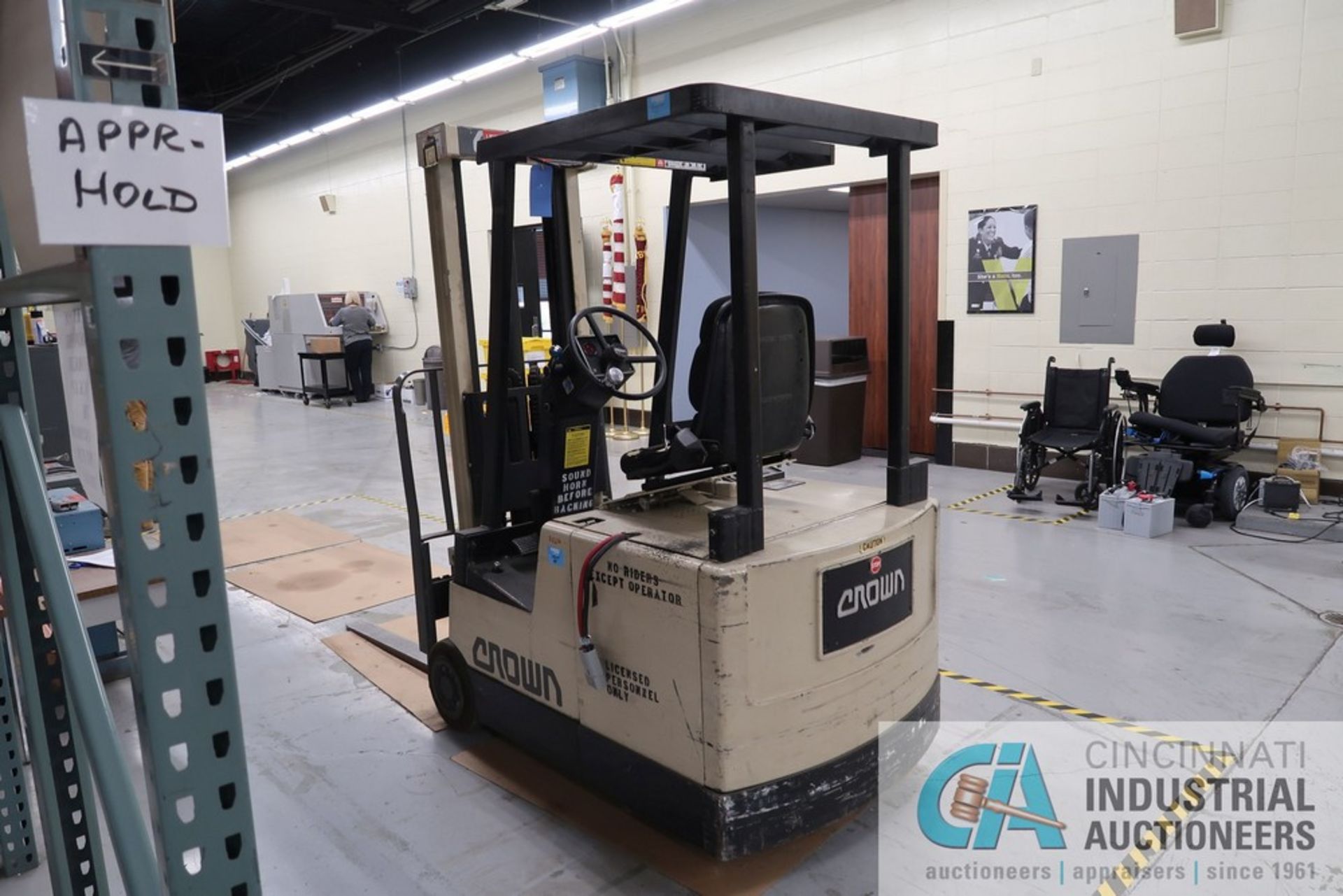 2,500 LB CROWN MODEL 25SCTF ELECTRIC SIT-DOWN LIFT TRUCK; S/N W-24899, 36 VOLT, 2-STAGE MAST, 82" - Image 3 of 8