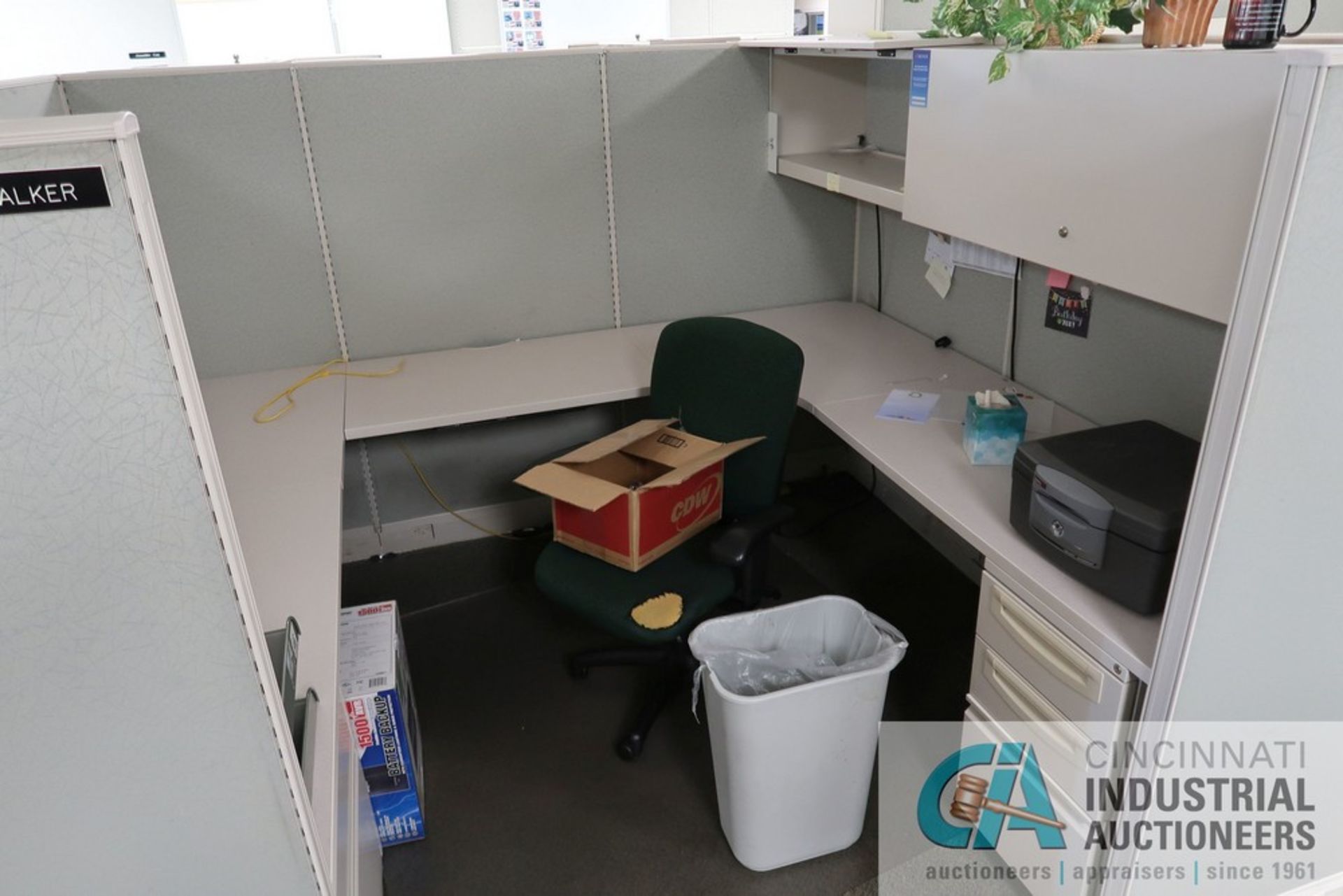 PERSON 84" X 86" MODULAR OFFICE CUBICLES WITH (4) CHAIRS - Image 2 of 4
