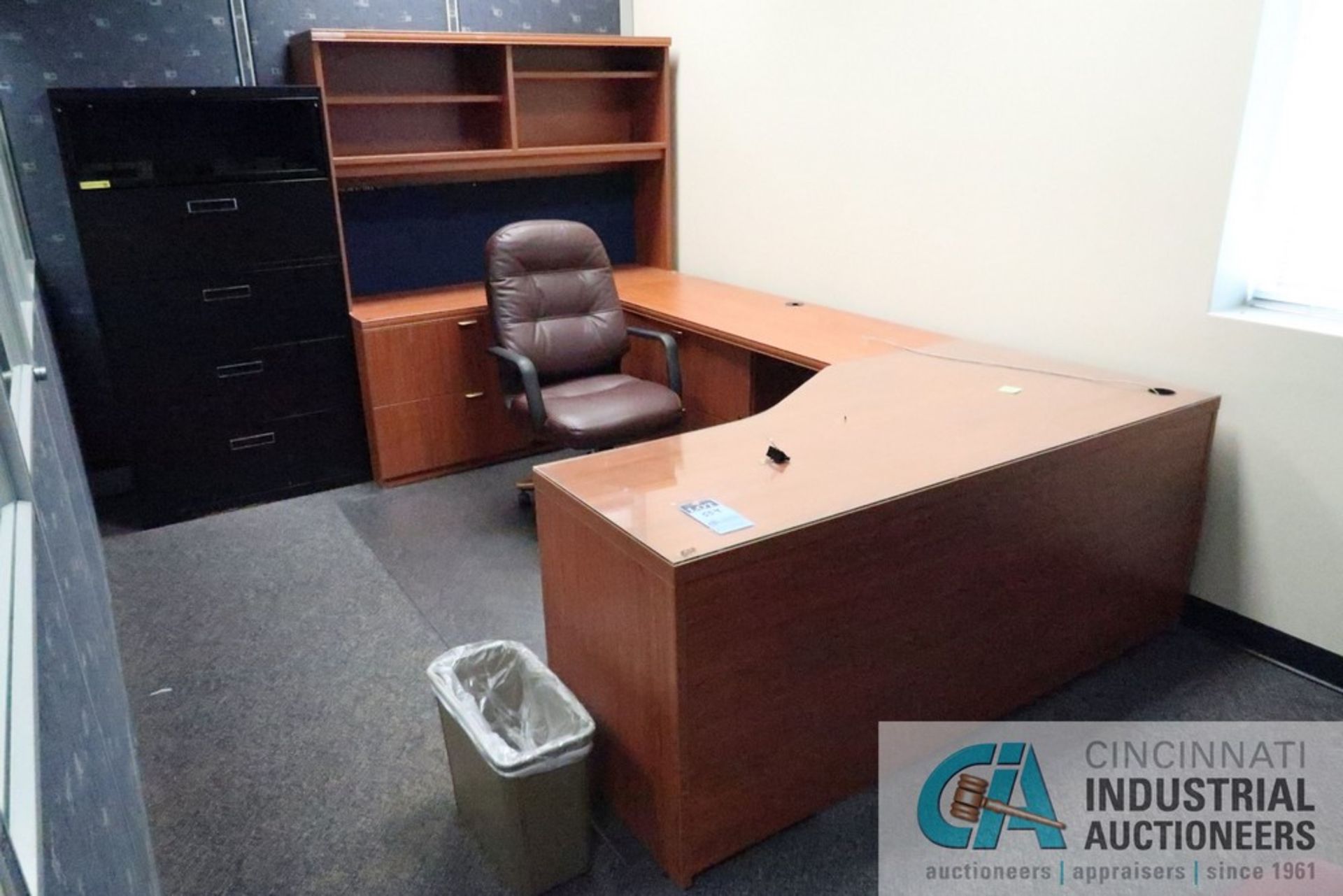 (LOT) CONTENTS OF OFFICE INCLUDING U-SHAPED DESK, 5-DRAWER CABINET, (3) CHAIRS