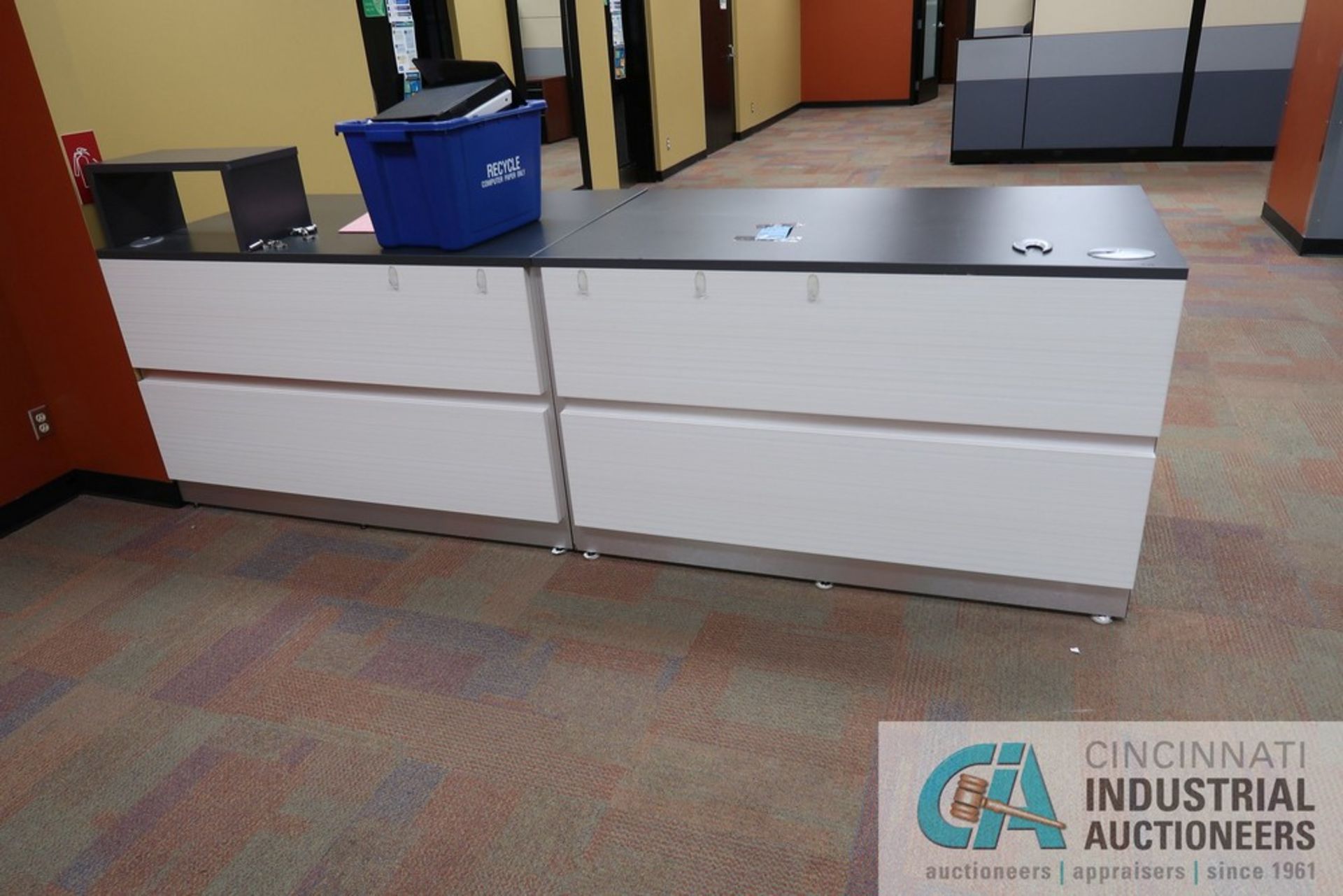 (LOT) 84" X 70" L-SHAPE RECEPTION DESK WITH (2) 5' BENCHES AND 2-DRAWER CABINET - Image 4 of 5