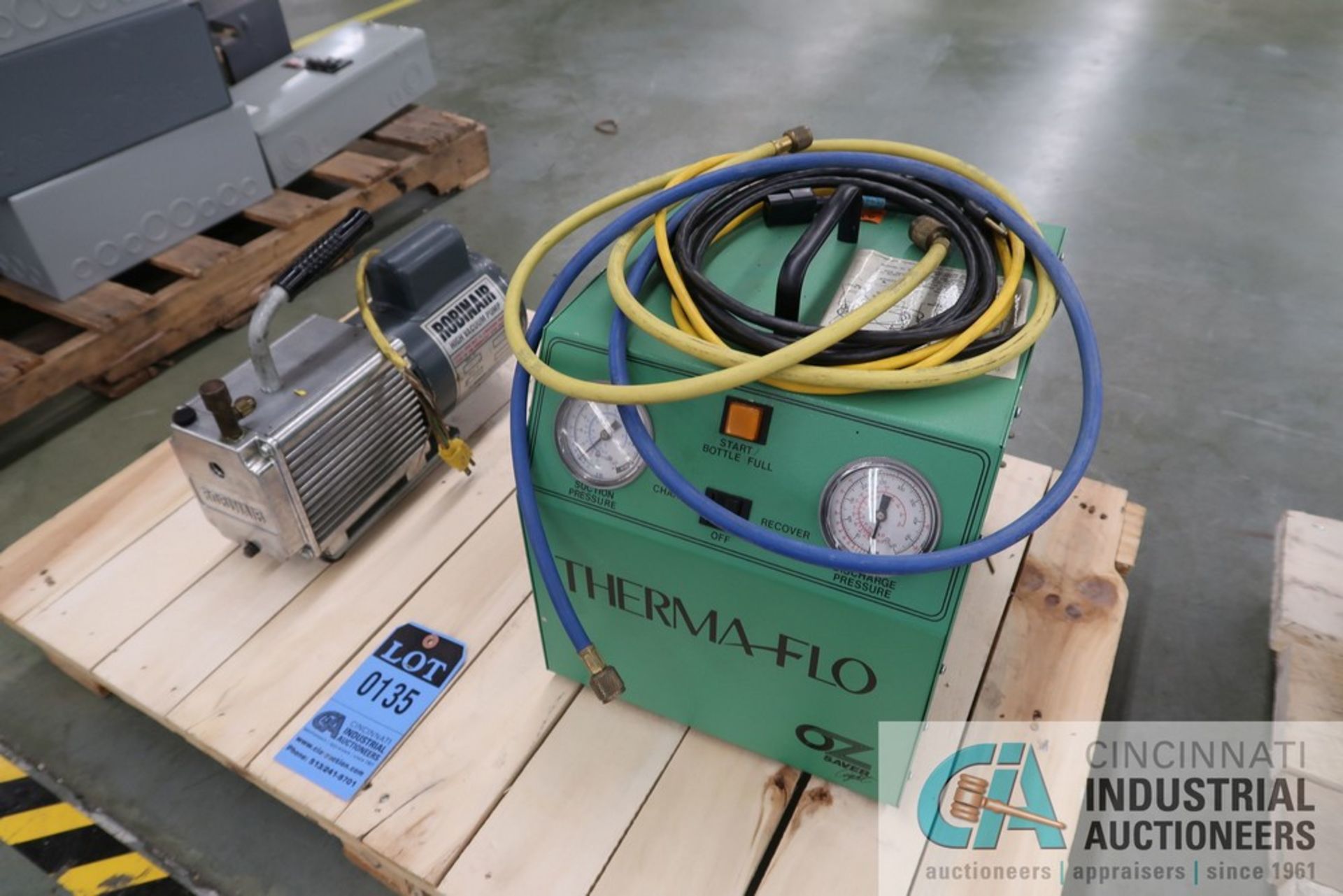 (LOT) AMERICAN THERMA-FLO MODEL 2070 REFRIGERANT RECOVERY & CHARGING UNIT AND ROBINAIR VACUUM PUMP