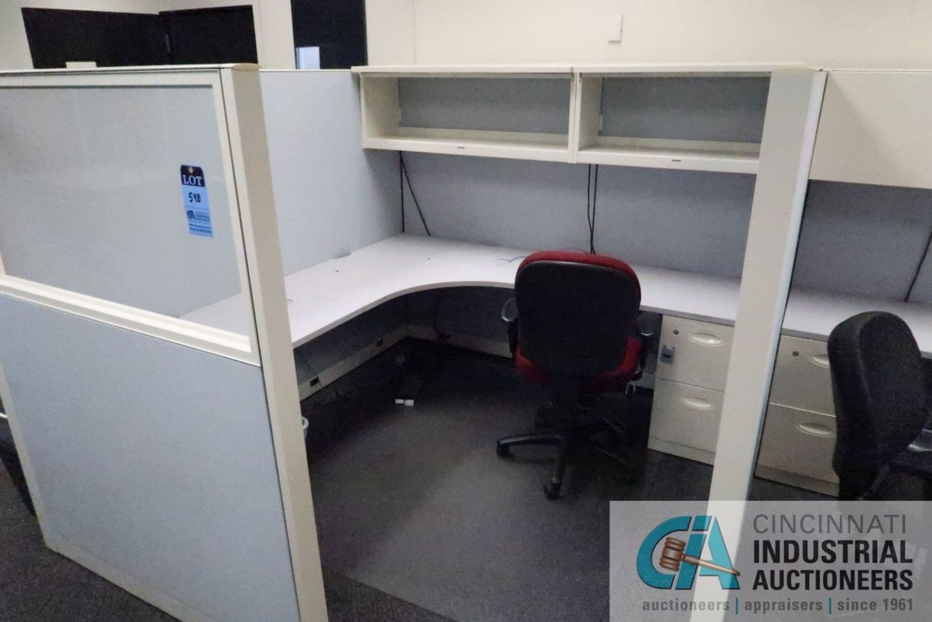 PERSON 92" X 92" MODULAR OFFICES WITH (2) CHAIRS - Image 2 of 3