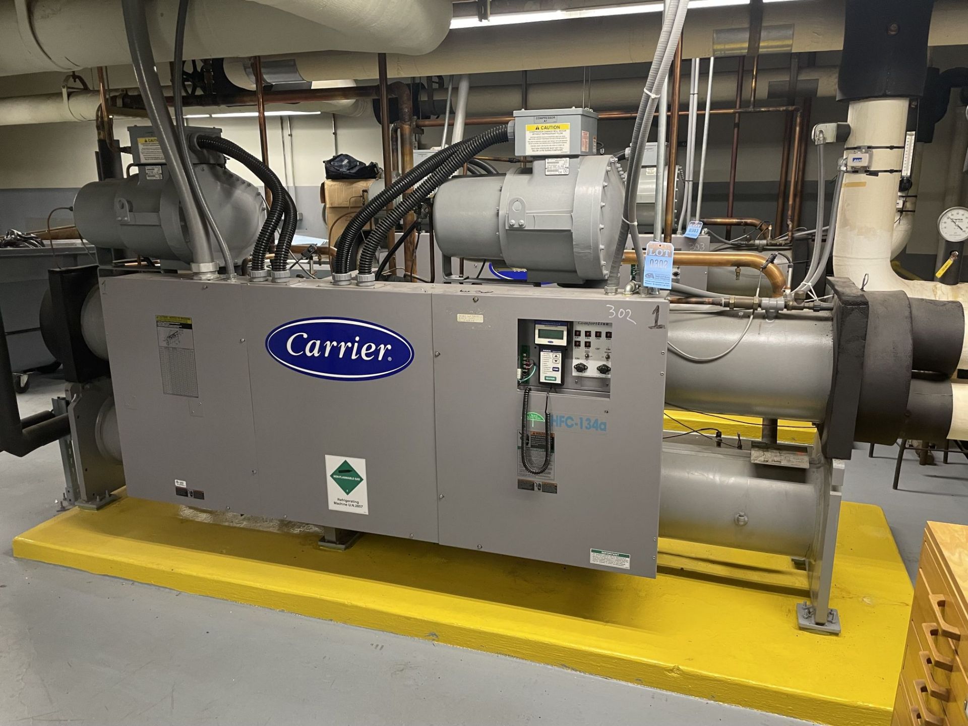 ****114 TON CARRIER MODEL 30HXA116RY-640 HIGH EFFICIENCY INDOOR LIQUID SCREW CHILLER (NEW 2000)