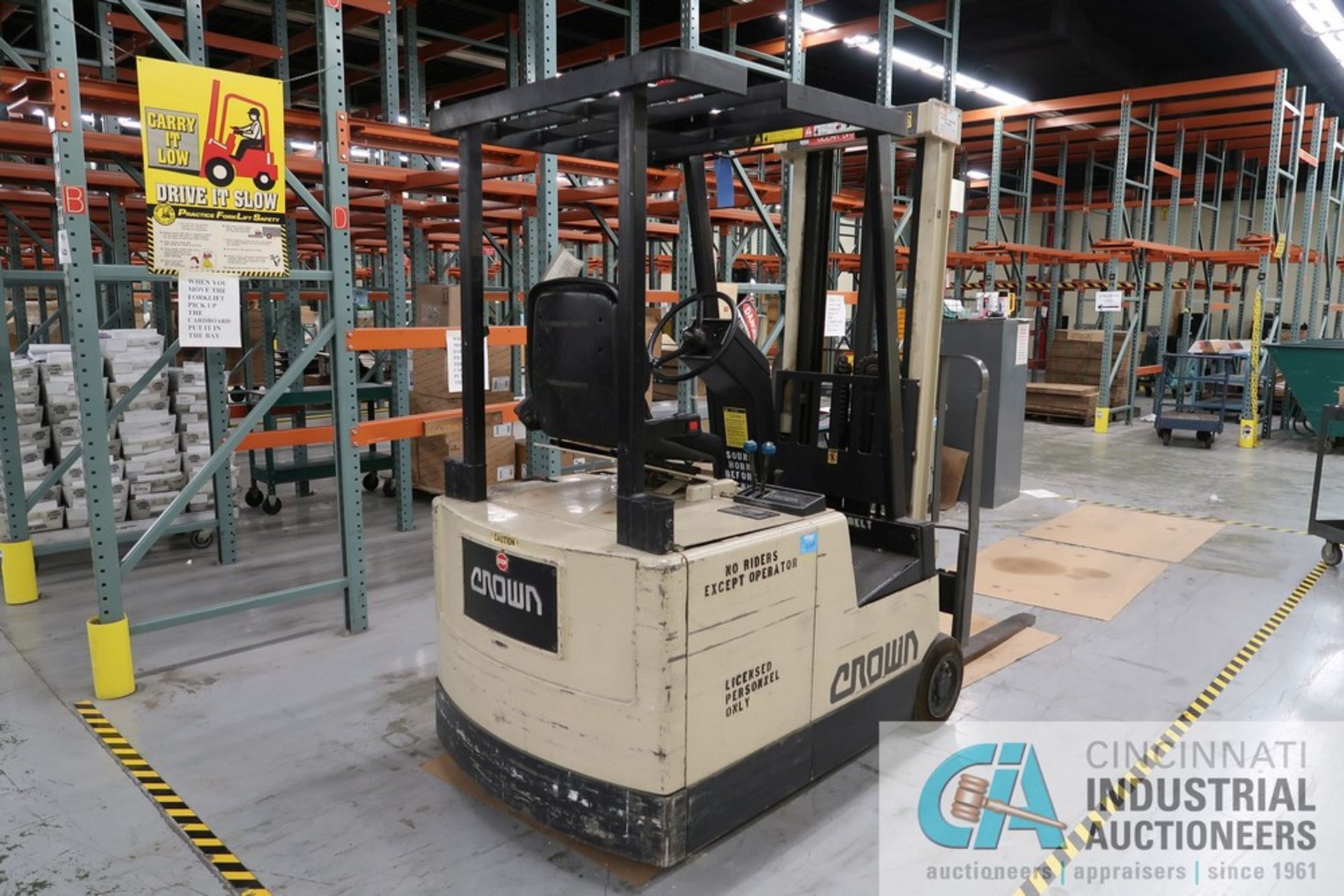 2,500 LB CROWN MODEL 25SCTF ELECTRIC SIT-DOWN LIFT TRUCK; S/N W-24899, 36 VOLT, 2-STAGE MAST, 82" - Image 2 of 8