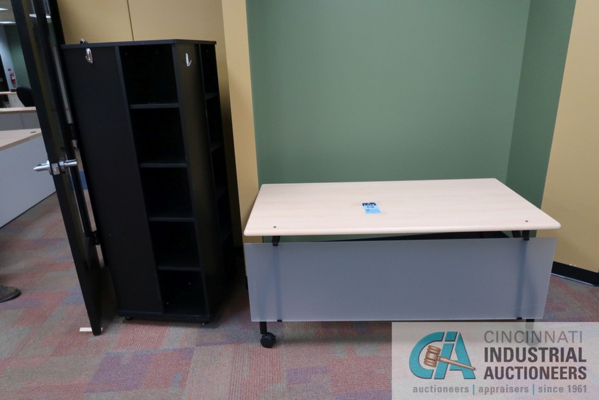(LOT) 5' PORTABLE TABLE AND 4-SIDED BOOKSHELF