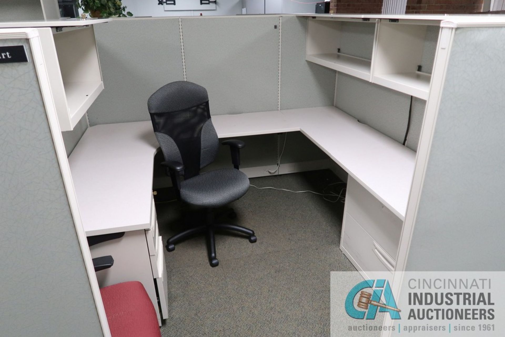 PERSON 84" X 86" MODULAR OFFICE CUBICLES WITH (4) CHAIRS - Image 4 of 4