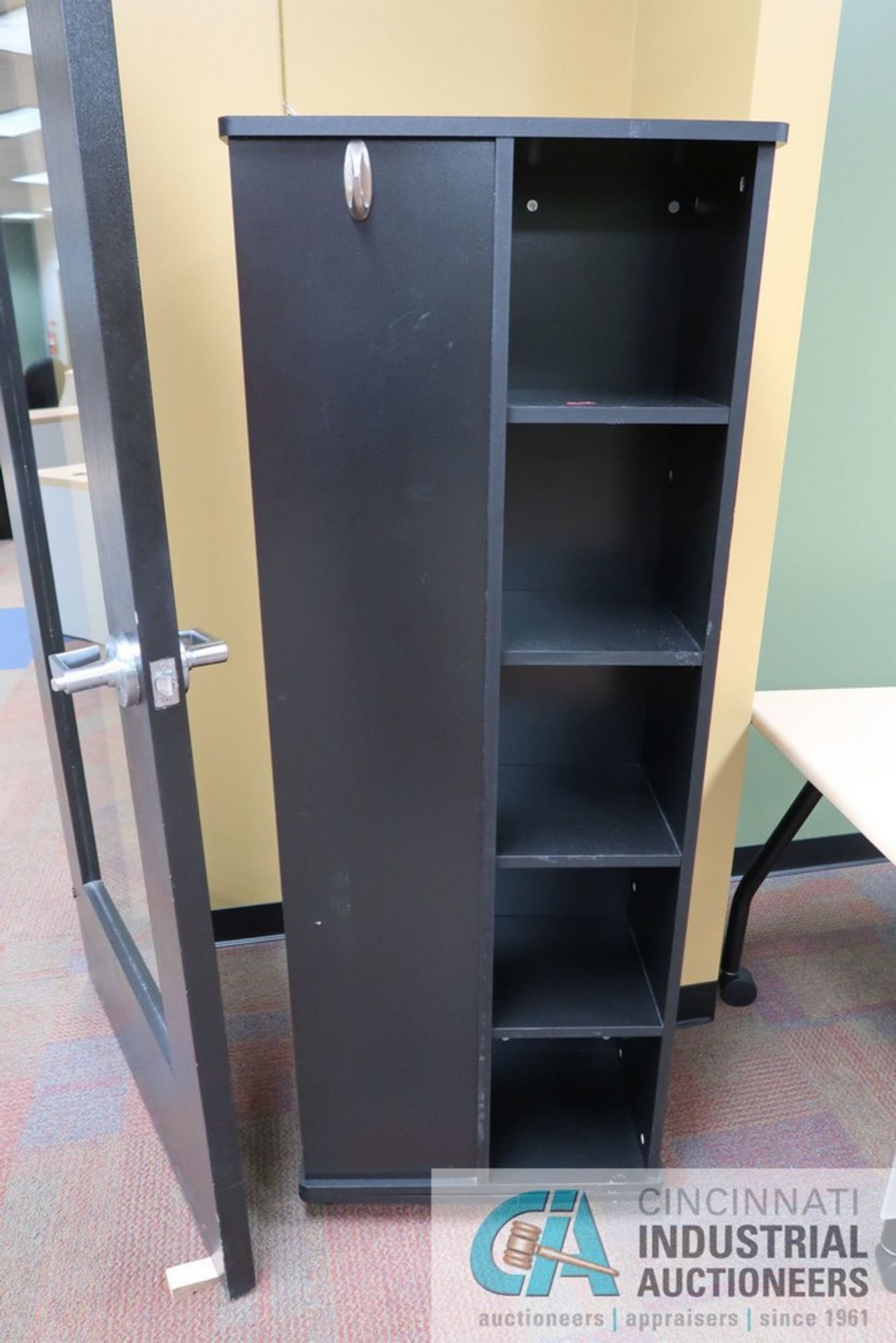 (LOT) 5' PORTABLE TABLE AND 4-SIDED BOOKSHELF - Image 3 of 3