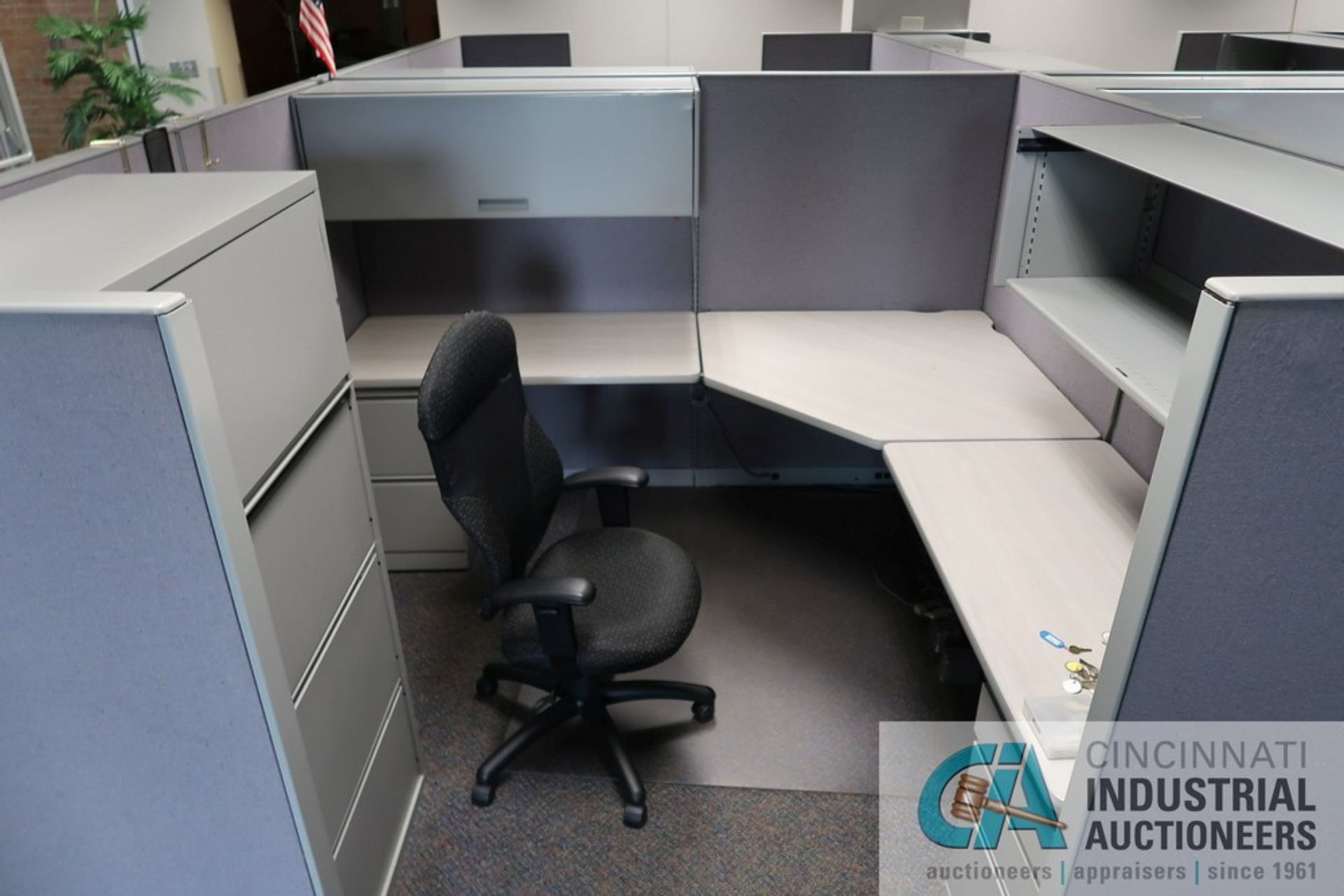PERSON 92" X 94" MODULAR OFFICE CUBICLES WITH (6) CHAIRS - Image 2 of 5