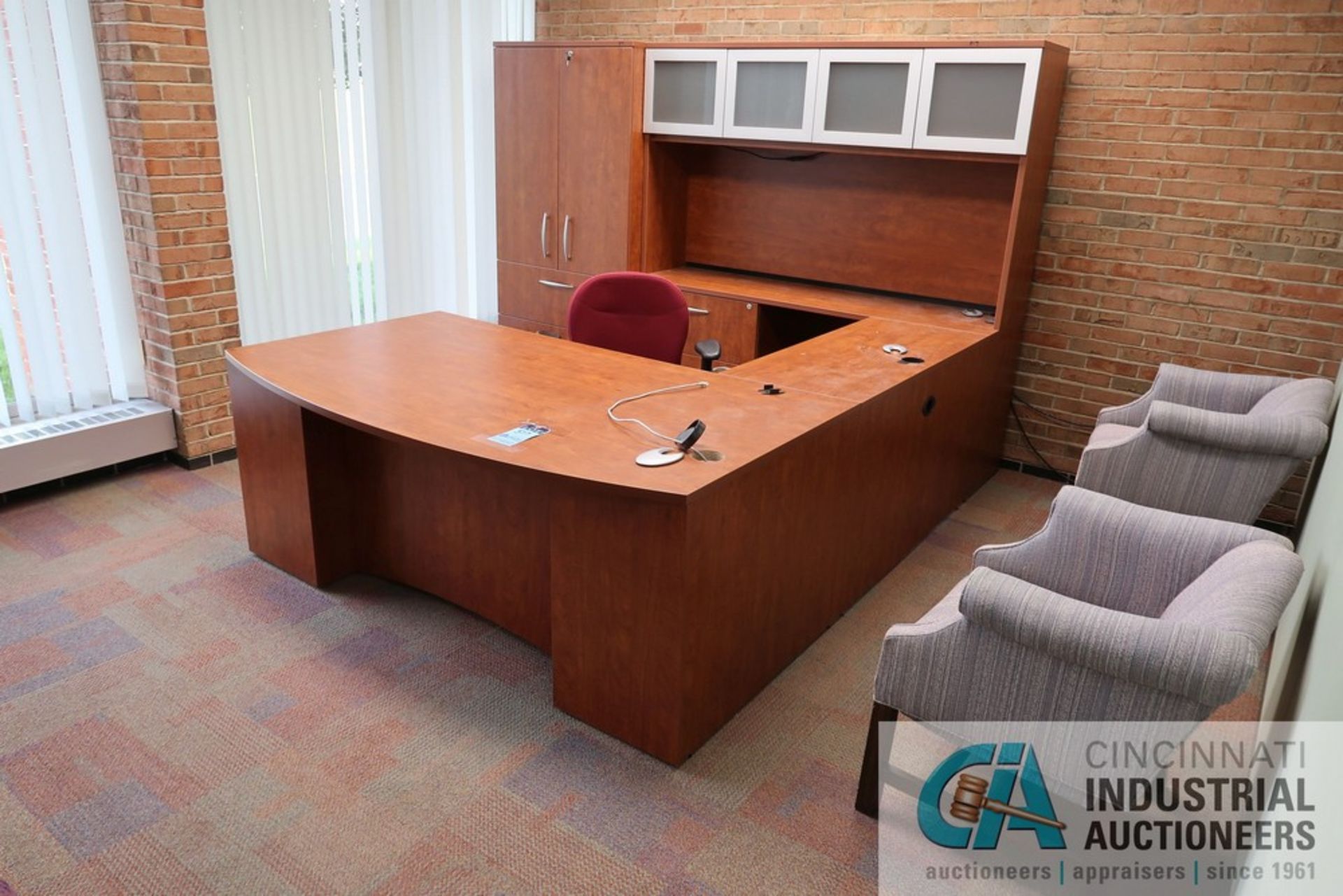 (LOT) EXECUTIVE OFFICE WITH U-SHAPED DESK, 36" DIAMETER TABLE, (6) CHAIRS