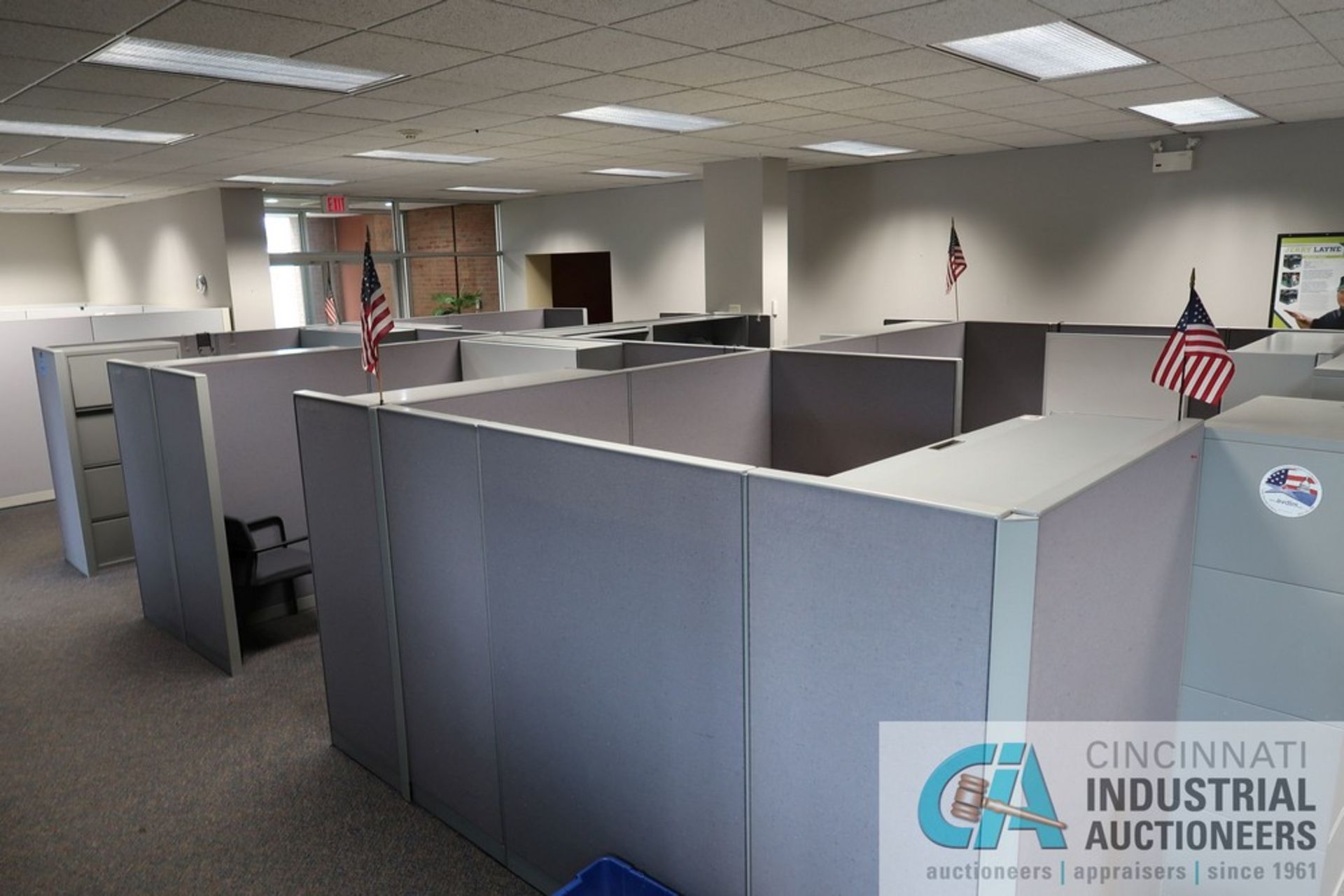 PERSON 92" X 94" MODULAR OFFICE CUBICLES WITH (6) CHAIRS - Image 4 of 5