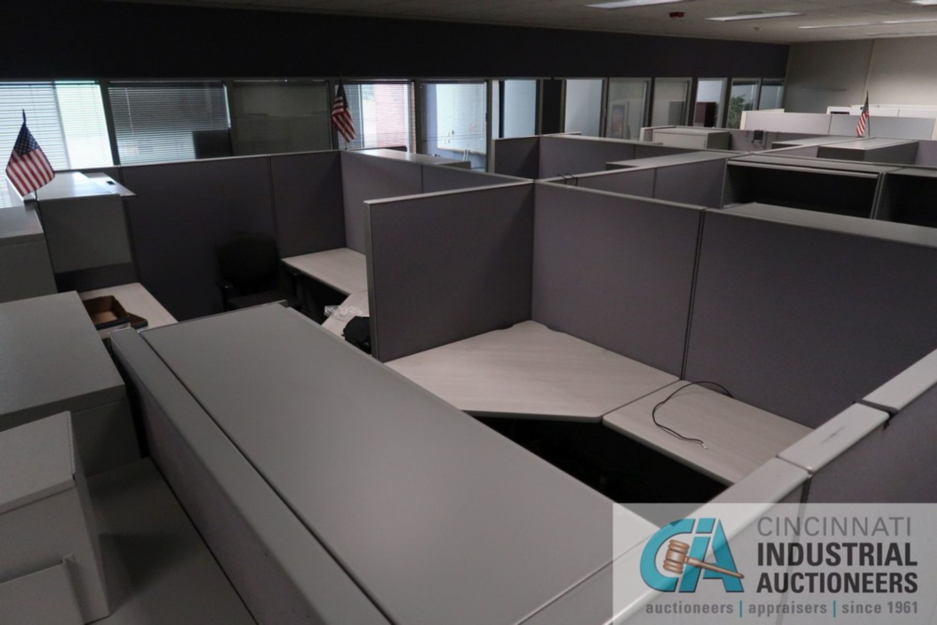 PERSON 92" X 94" MODULAR OFFICE CUBICLES WITH (6) CHAIRS - Image 5 of 5