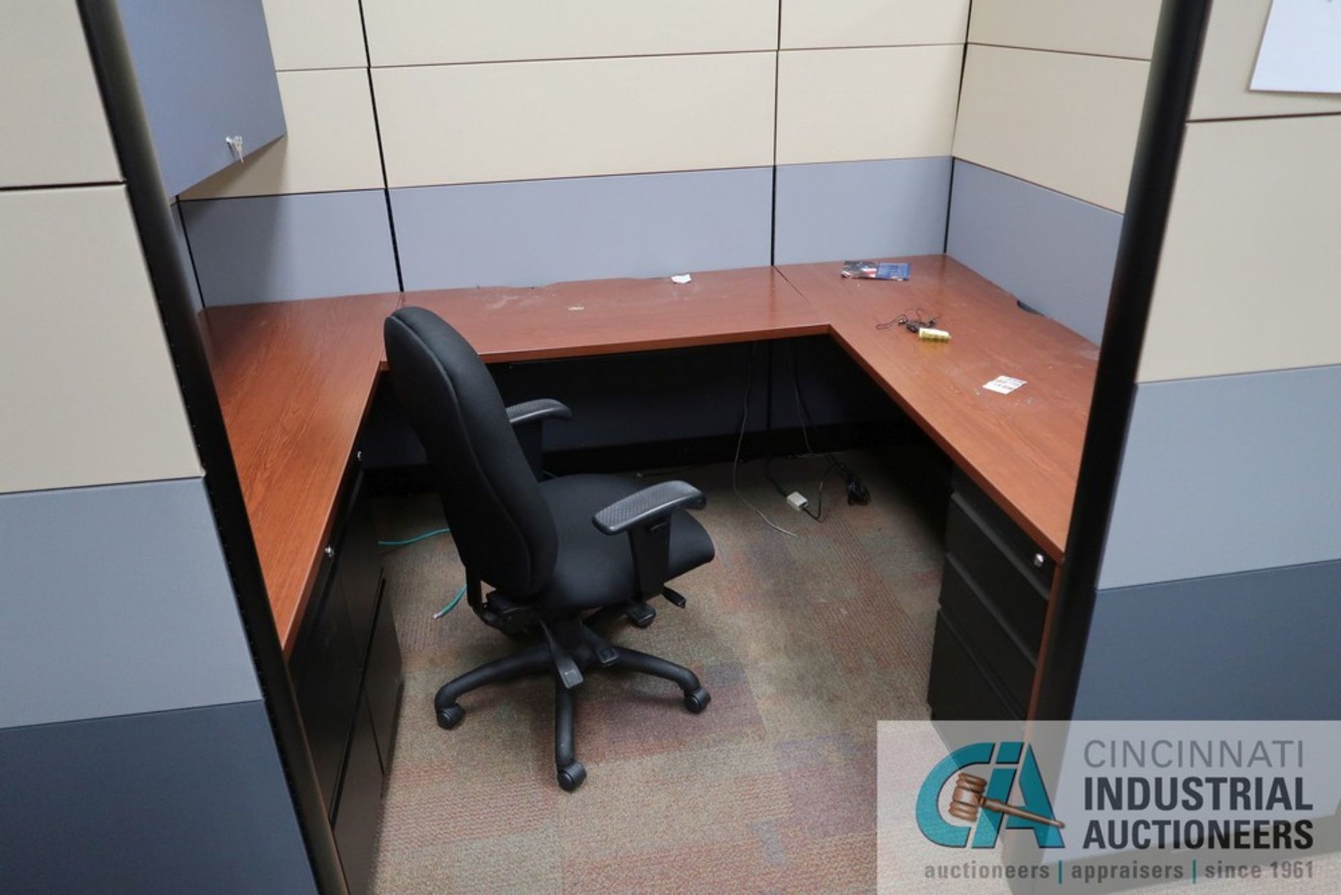 PERSON 100" X 76" MODULAR OFFICE CUBICLES WITH (6) CHAIRS - Image 4 of 4