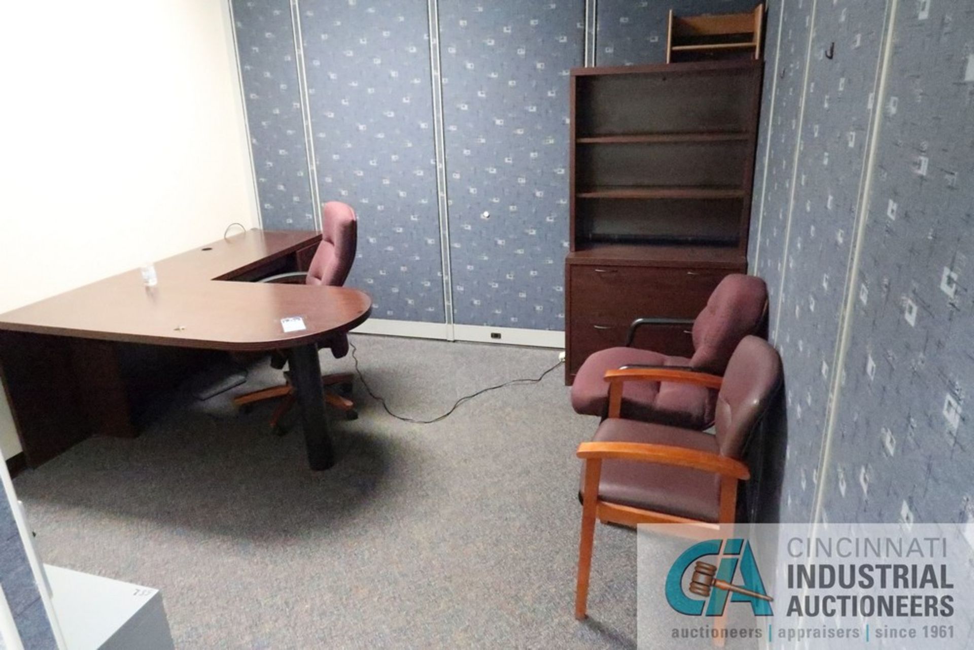 (LOT) CONTENTS OF OFFICE INCLUDING L-SHAPED DESK, 2-DRAWER CABINET, BOOKSHELF, (3) CHAIRS