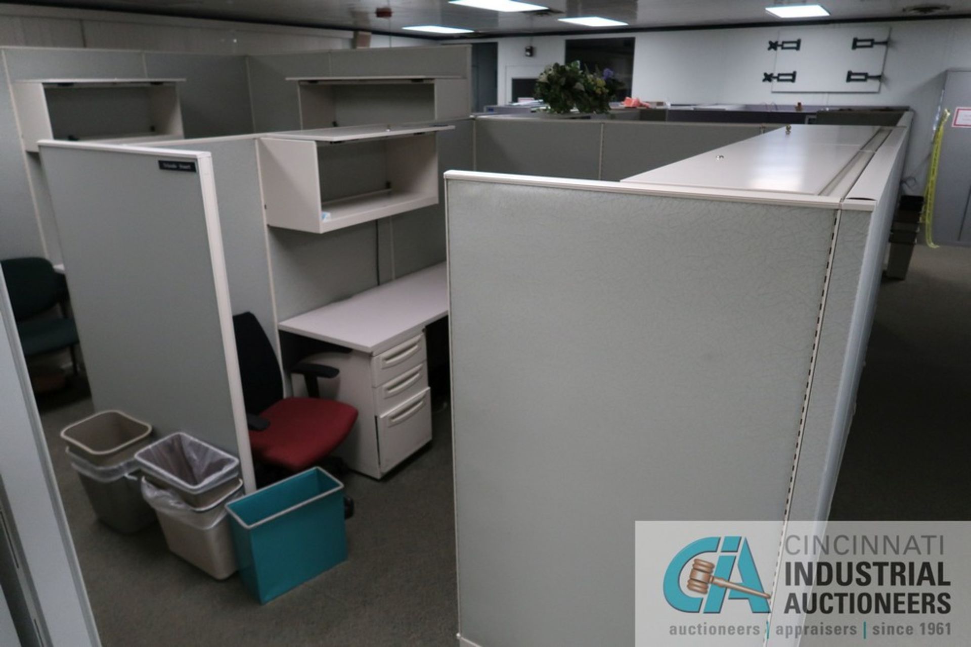 PERSON 84" X 86" MODULAR OFFICE CUBICLES WITH (4) CHAIRS - Image 3 of 4