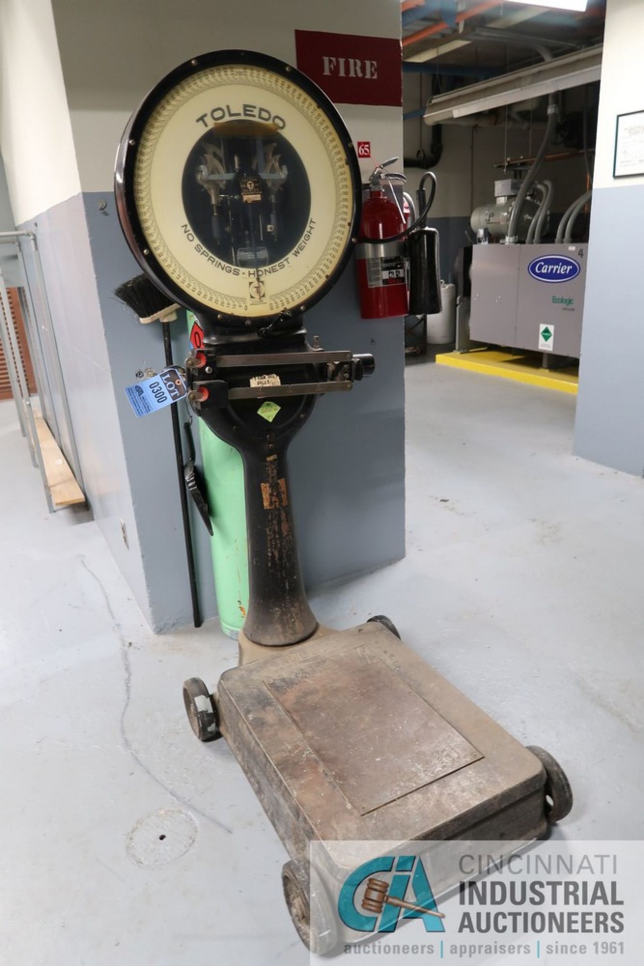 800 LB TOLEDO MODEL 31-1821-FD PORTABLE PLATFORM SCALE; S/N 10521 **LOCATED IN BASEMENT** - Image 2 of 3