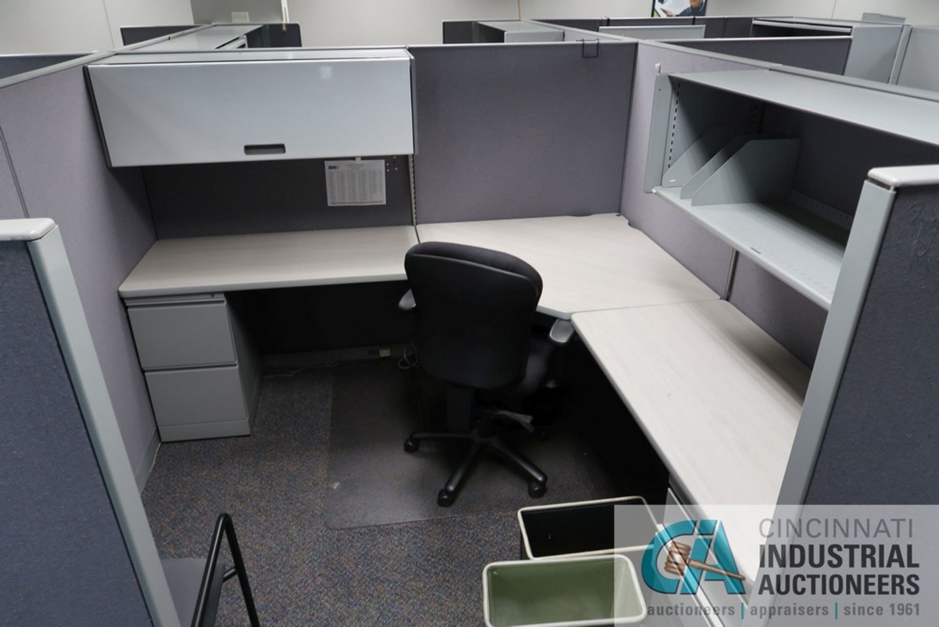 PERSON 92" X 94" MODULAR OFFICE CUBICLES WITH (6) CHAIRS - Image 3 of 5