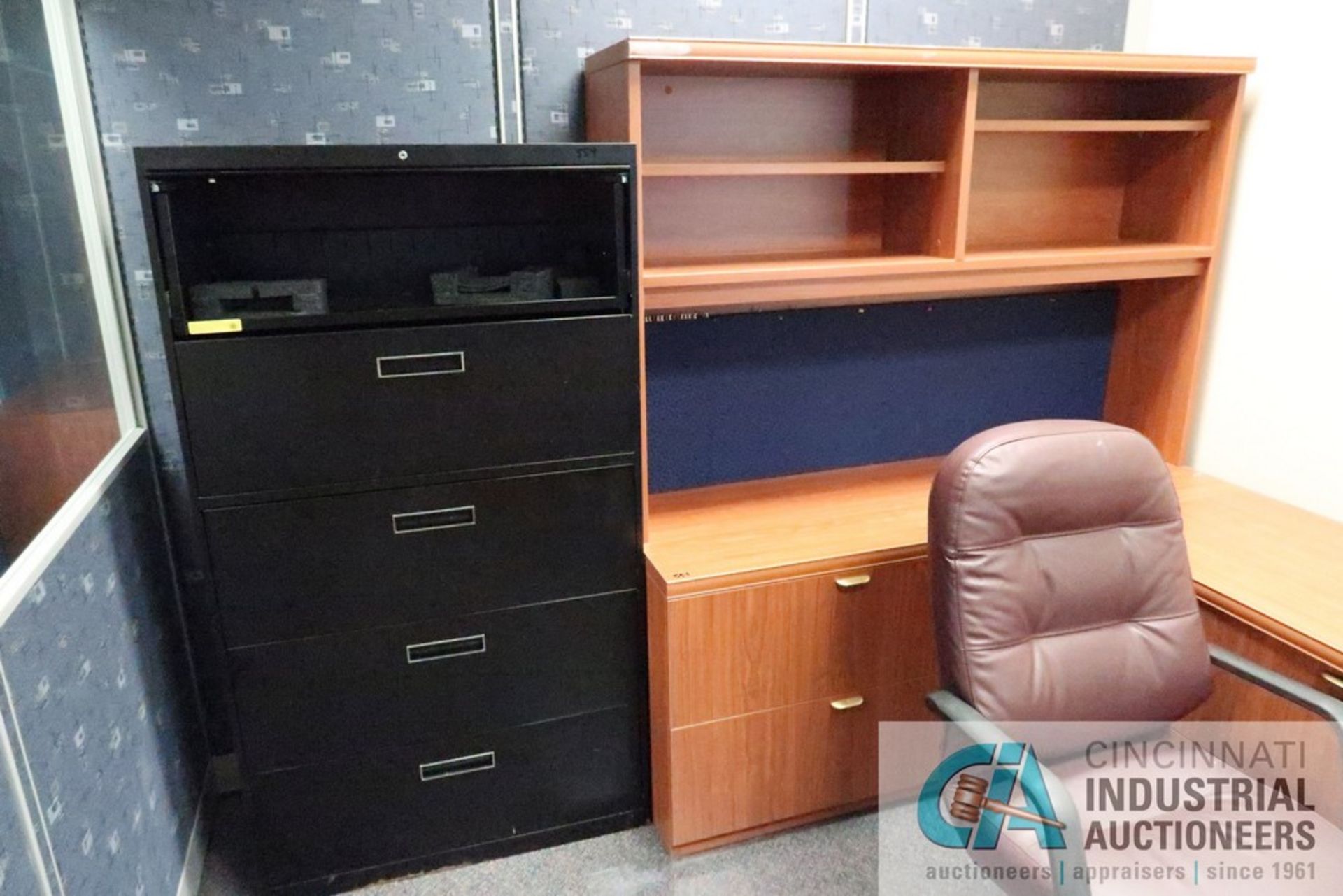 (LOT) CONTENTS OF OFFICE INCLUDING U-SHAPED DESK, 5-DRAWER CABINET, (3) CHAIRS - Image 3 of 4