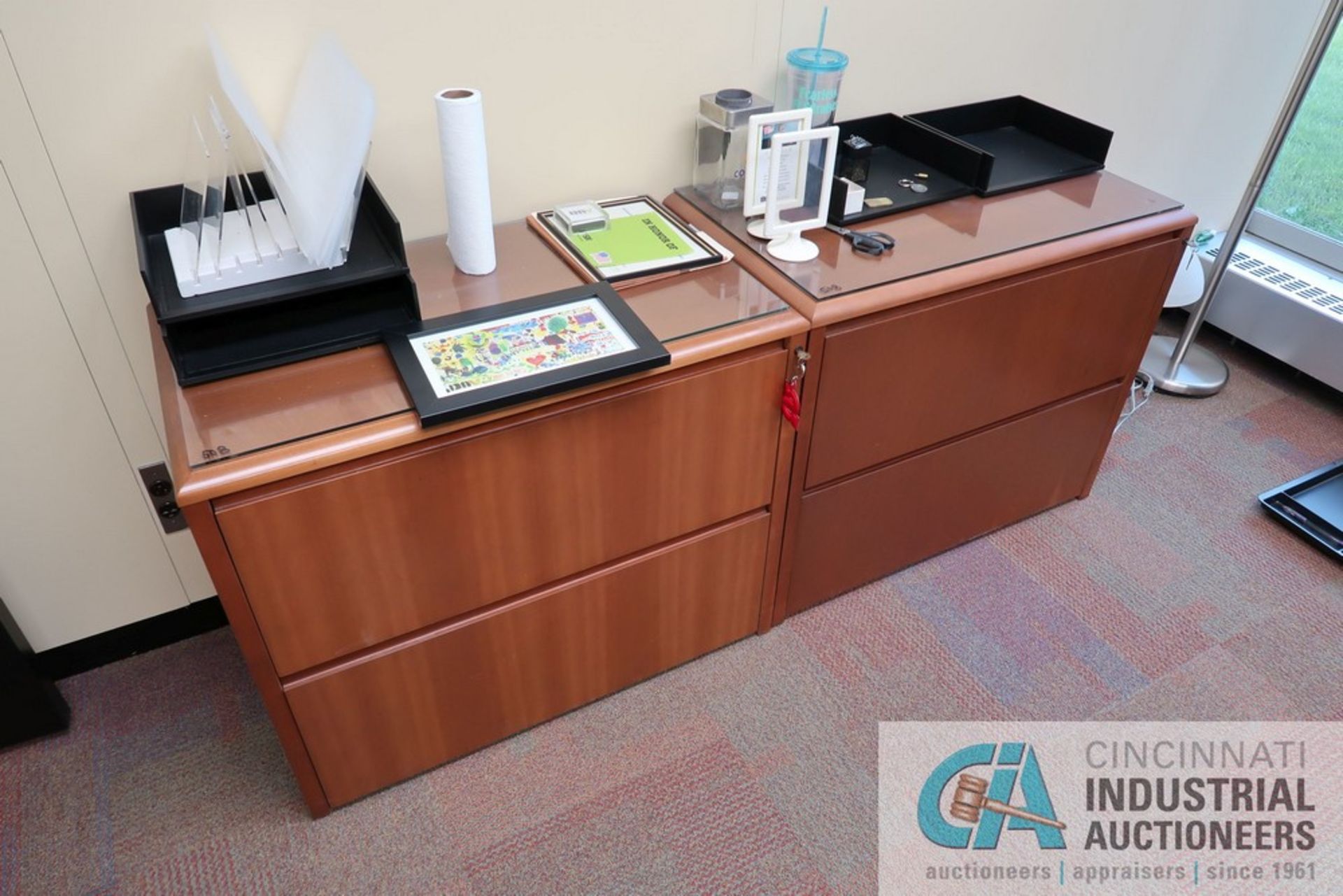 (LOT) CONTENTS OF OFFICE INCLUDES U-SHAPED DESK WITH (2) 2-DRAWER CABINETS AND (3) CHAIRS - Image 2 of 4