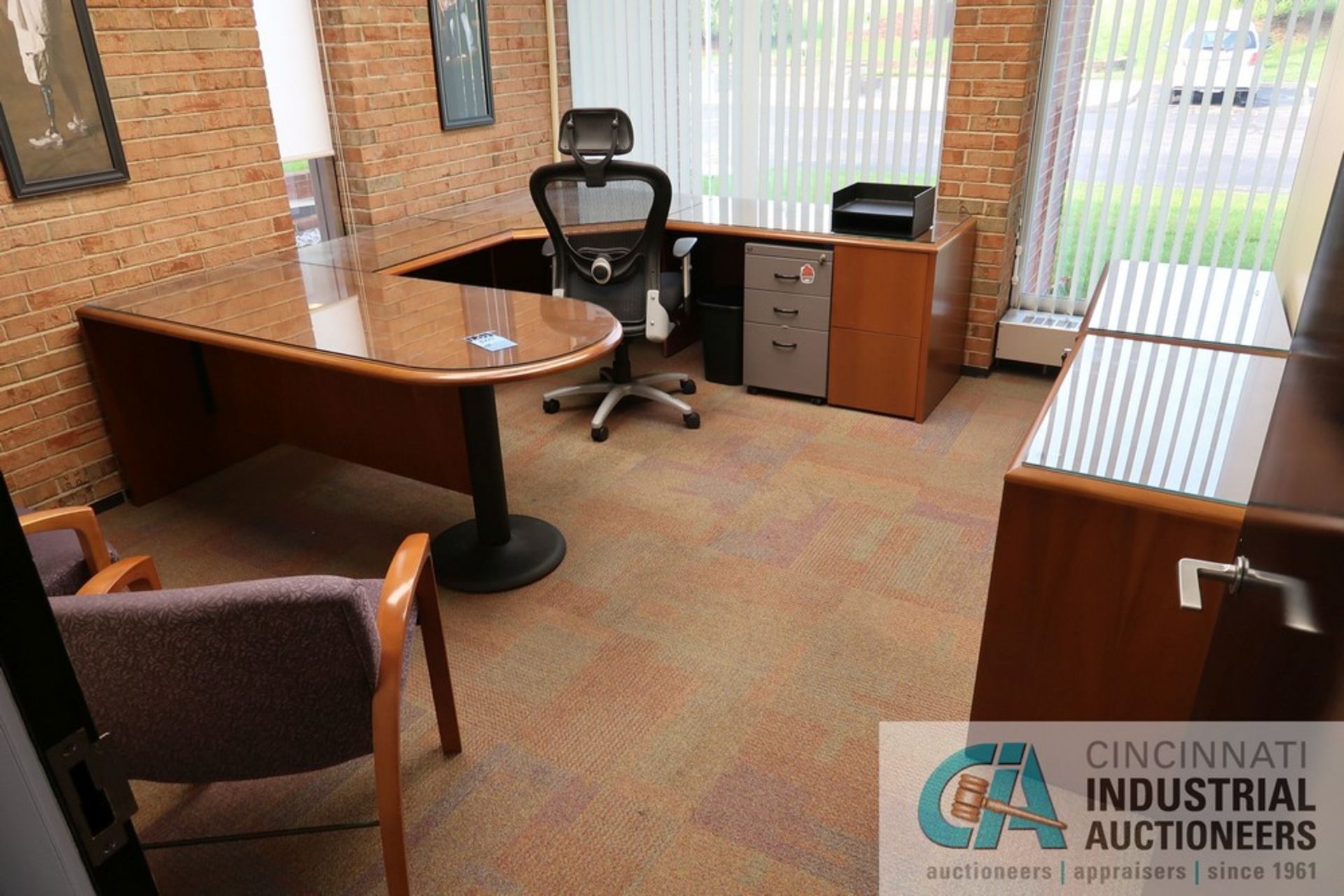 (LOT) CONTENTS OF OFFICE INCLUDES U-SHAPED DESK WITH (2) 2-DRAWER CABINETS AND (3) CHAIRS - Image 4 of 4