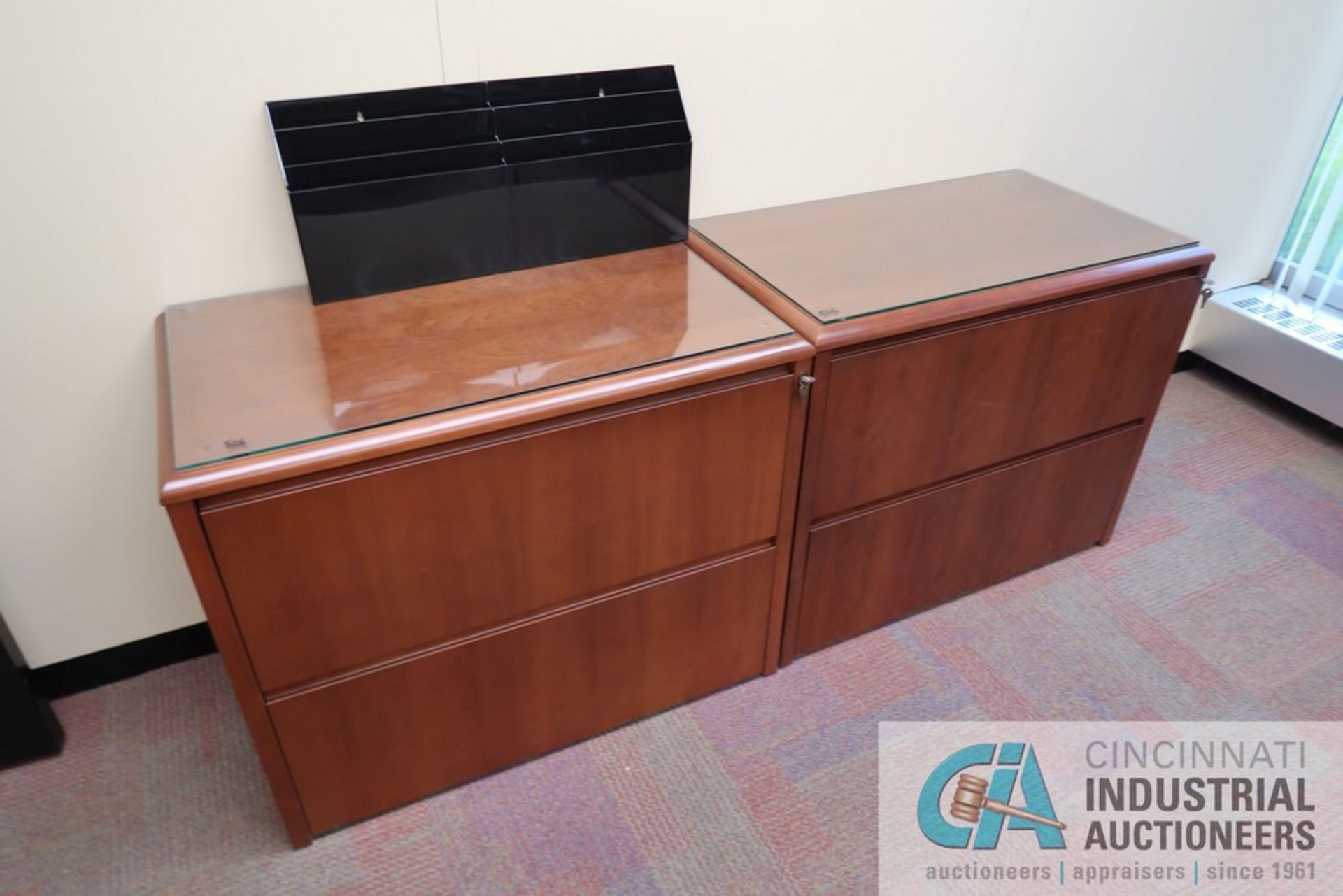 (LOT) CONTENTS OF OFFICE INCLUDES U-SHAPED DESK WITH (2) 2-DRAWER CABINETS AND (3) CHAIRS - Image 3 of 4