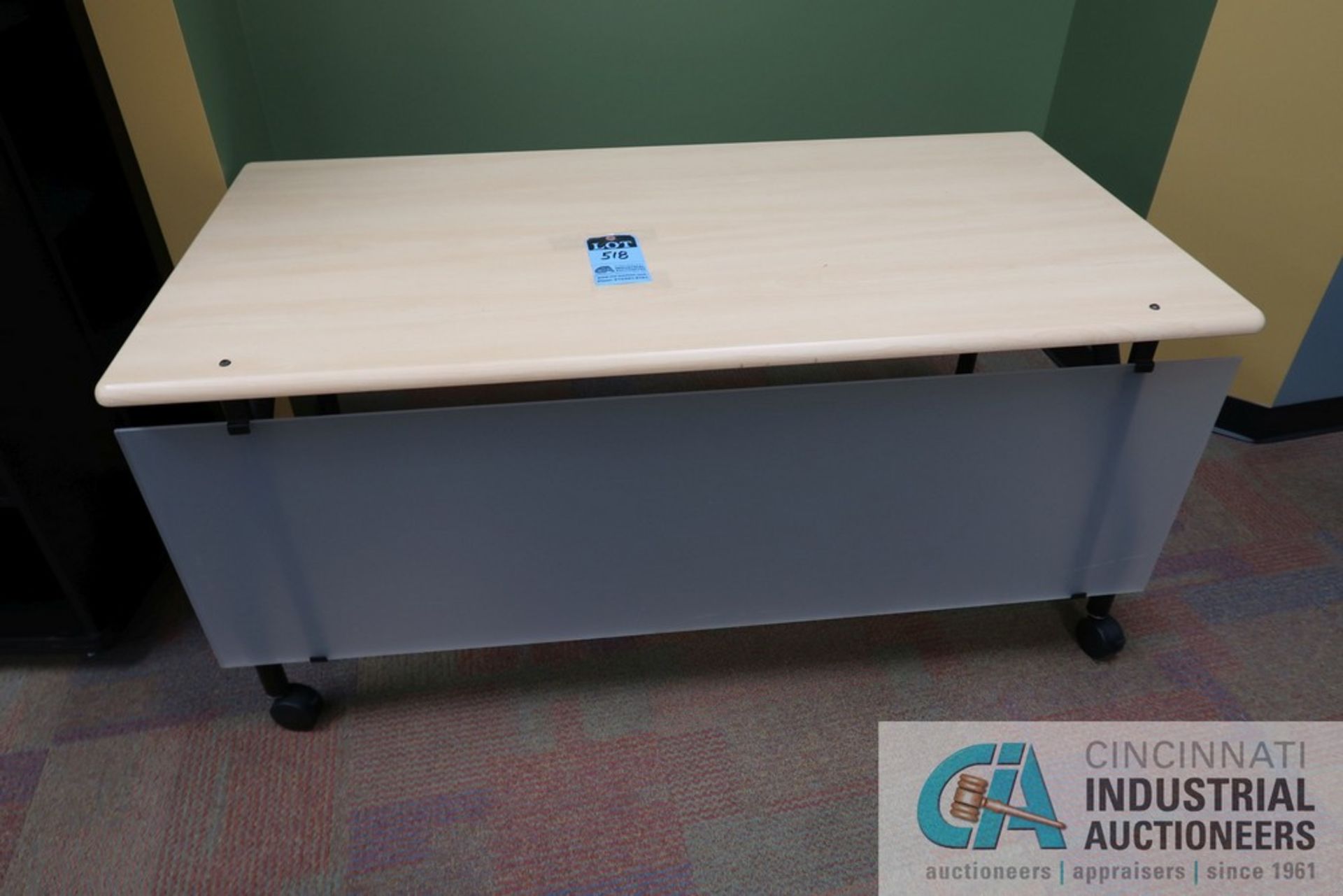 (LOT) 5' PORTABLE TABLE AND 4-SIDED BOOKSHELF - Image 2 of 3