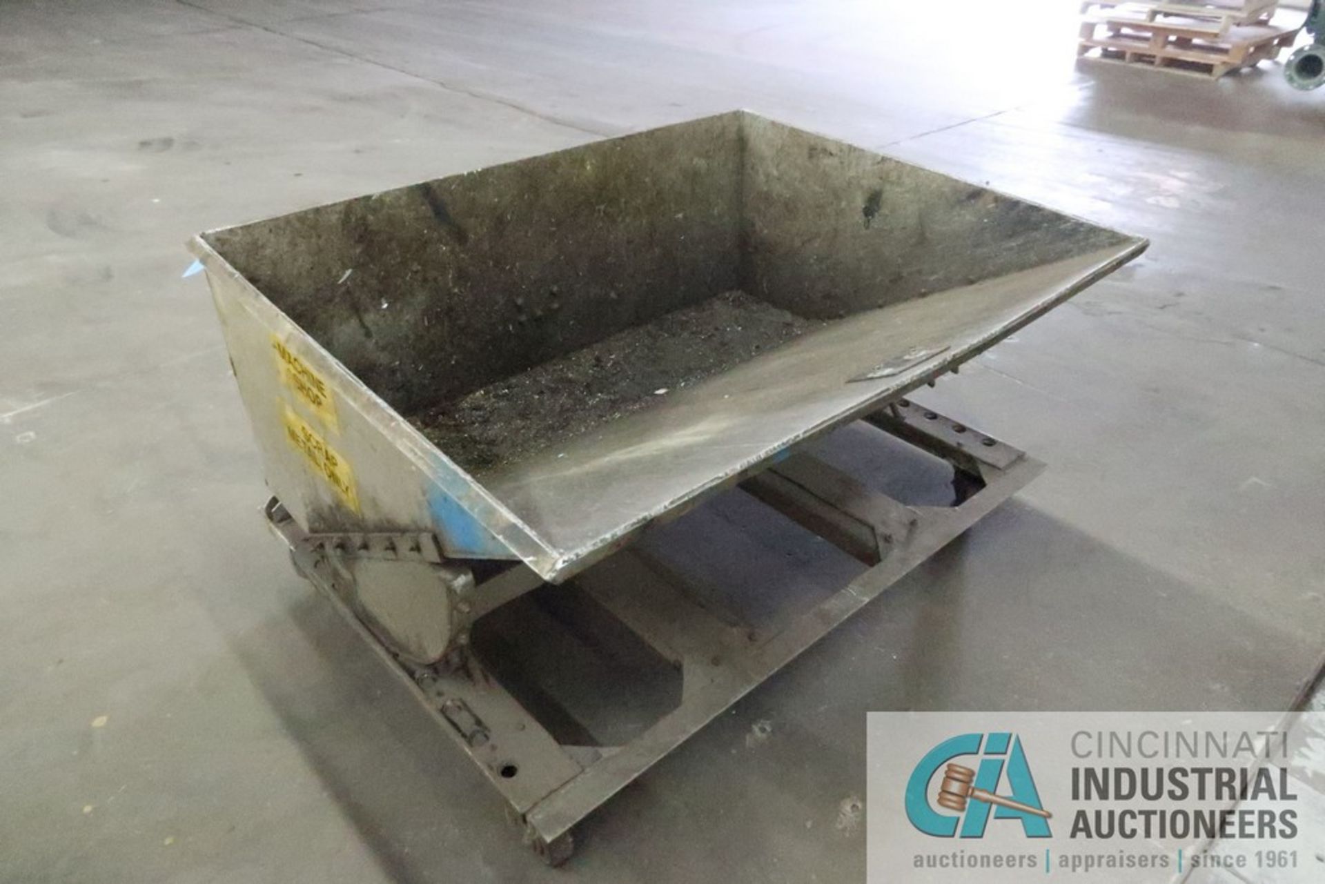 1/4 CUBIC YARD (APPROX.) PORTABLE SELF DUMPING FORKLIFT DUMP HOPPER