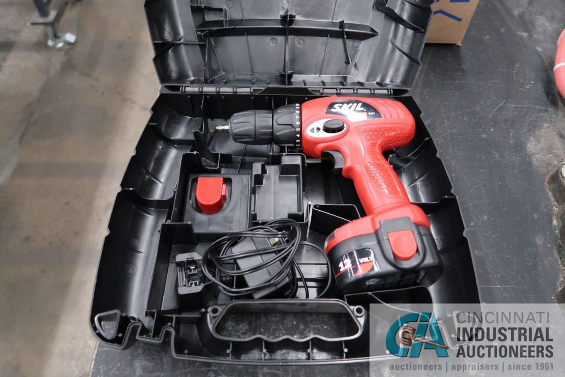 (LOT) MISCELLANEOUS CORDLESS AND ELECTRIC HAND POWER TOOLS - Image 3 of 6