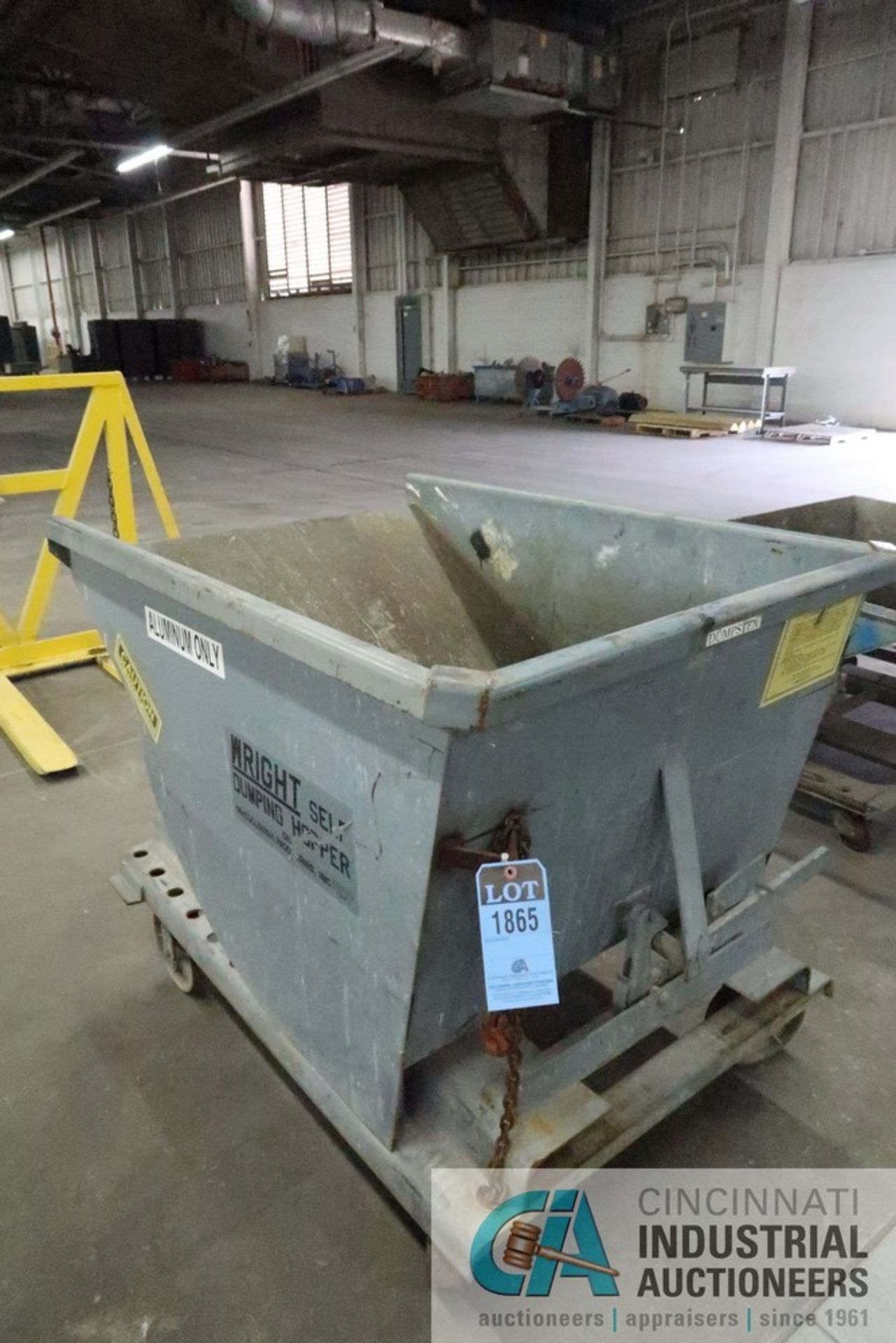 1/2 CUBIC YARD (APPROX.) PORTABLE SELF DUMPING FORKLIFT DUMP HOPPER