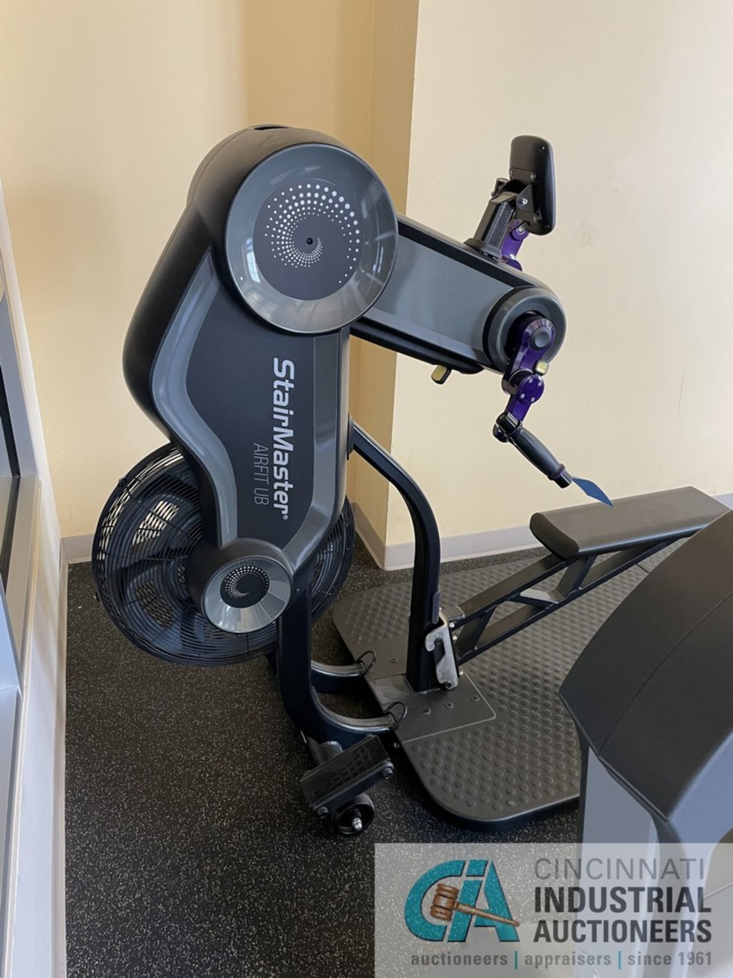 STAIR MASTER AIRFIT UB HAND BIKE **ATTN: This lot is located on the second floor. Removal will be by - Image 4 of 7